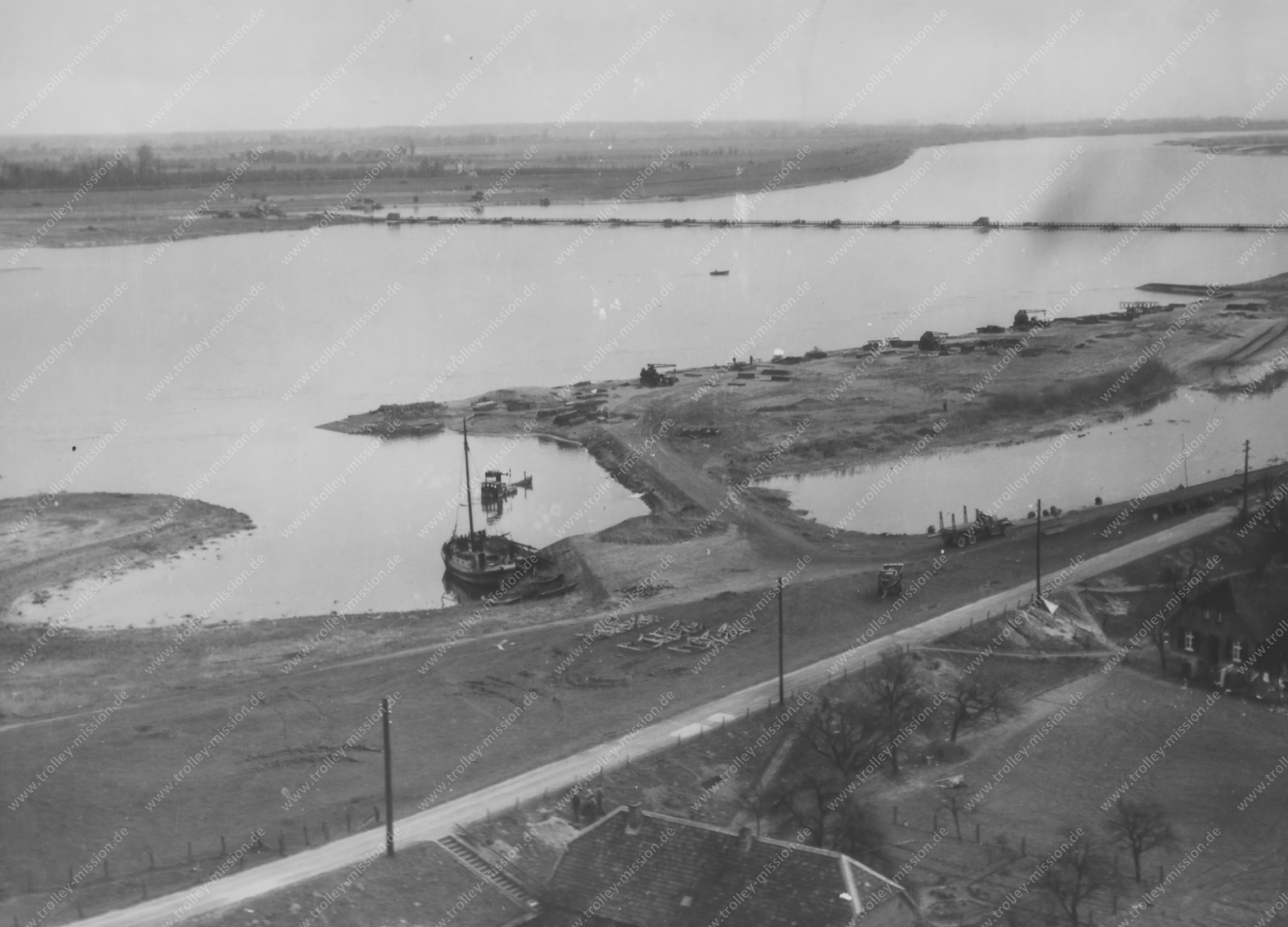 Originale Schwarzweiß-Aufnahme: Foto der Pontonbrücke bei Xanten über den Rhein - Operation Plunder im Zweiten Weltkrieg