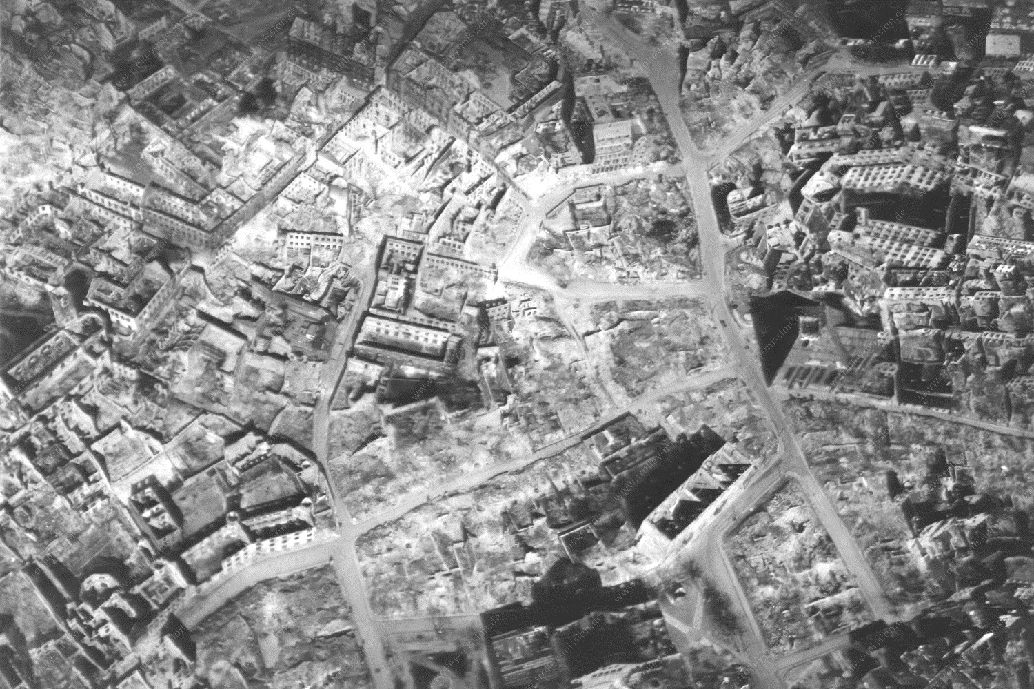 Mainz - Historische Luftaufnahme 1945 - Staatstheater - Alte Universität - Kirche Sankt Quintin