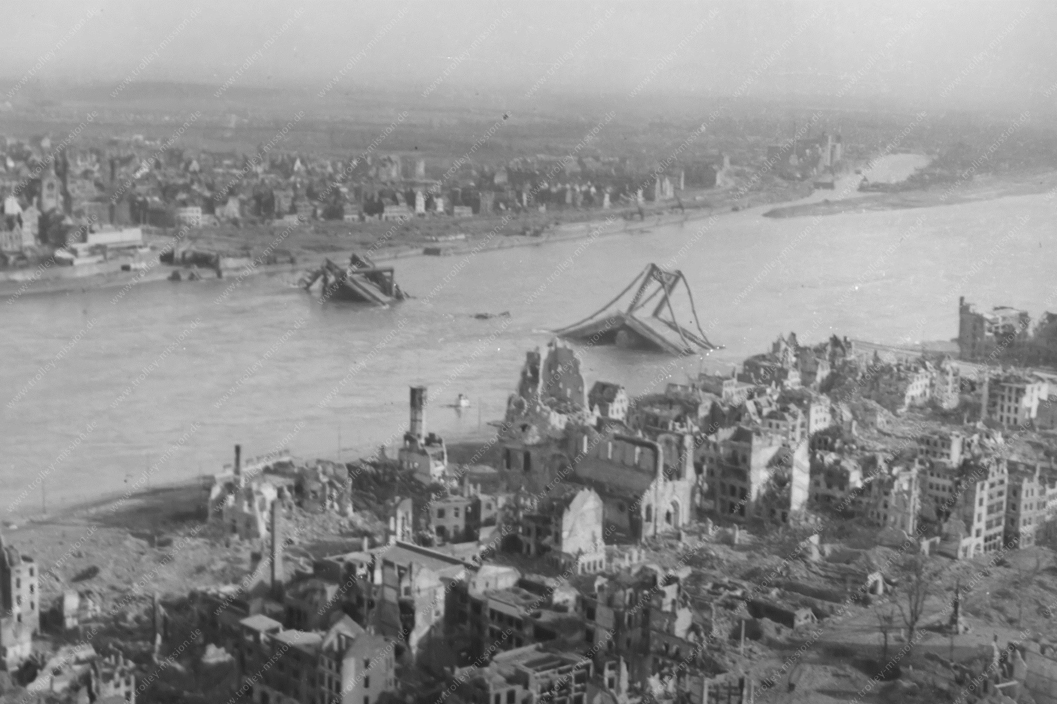 Köln nach dem Krieg - Deutzer Hängebrücke und Kirche Groß Sankt Martin