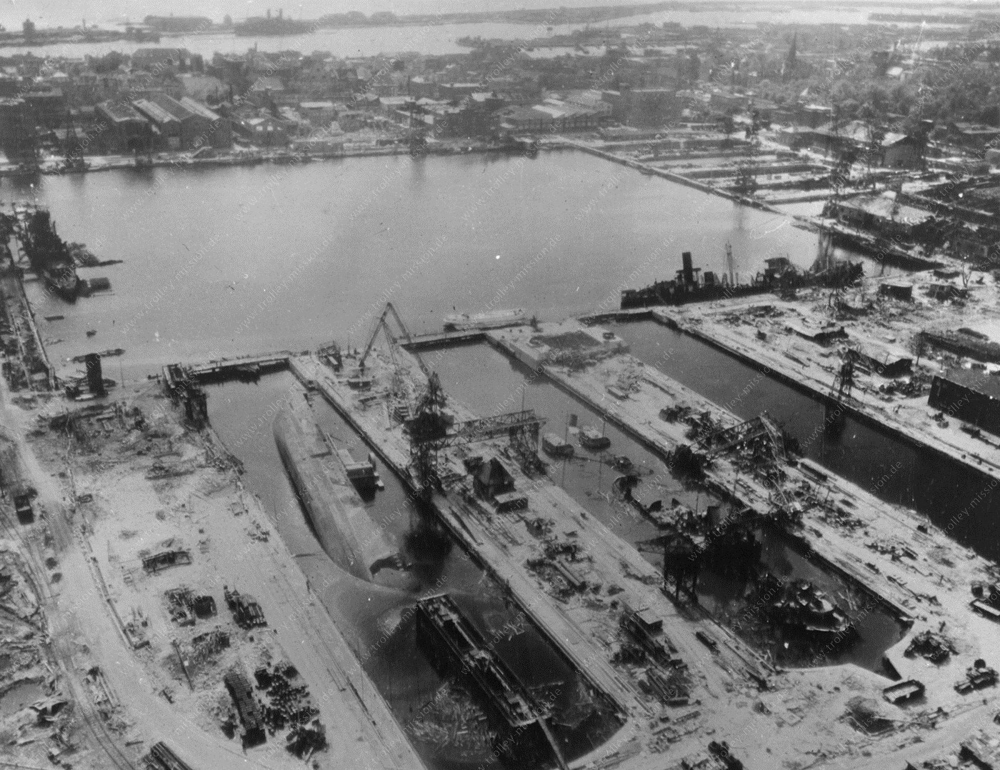 Wilhelmshaven 1945 - Die alten Docks und Hellinge der Marinewerft im Bauhafen