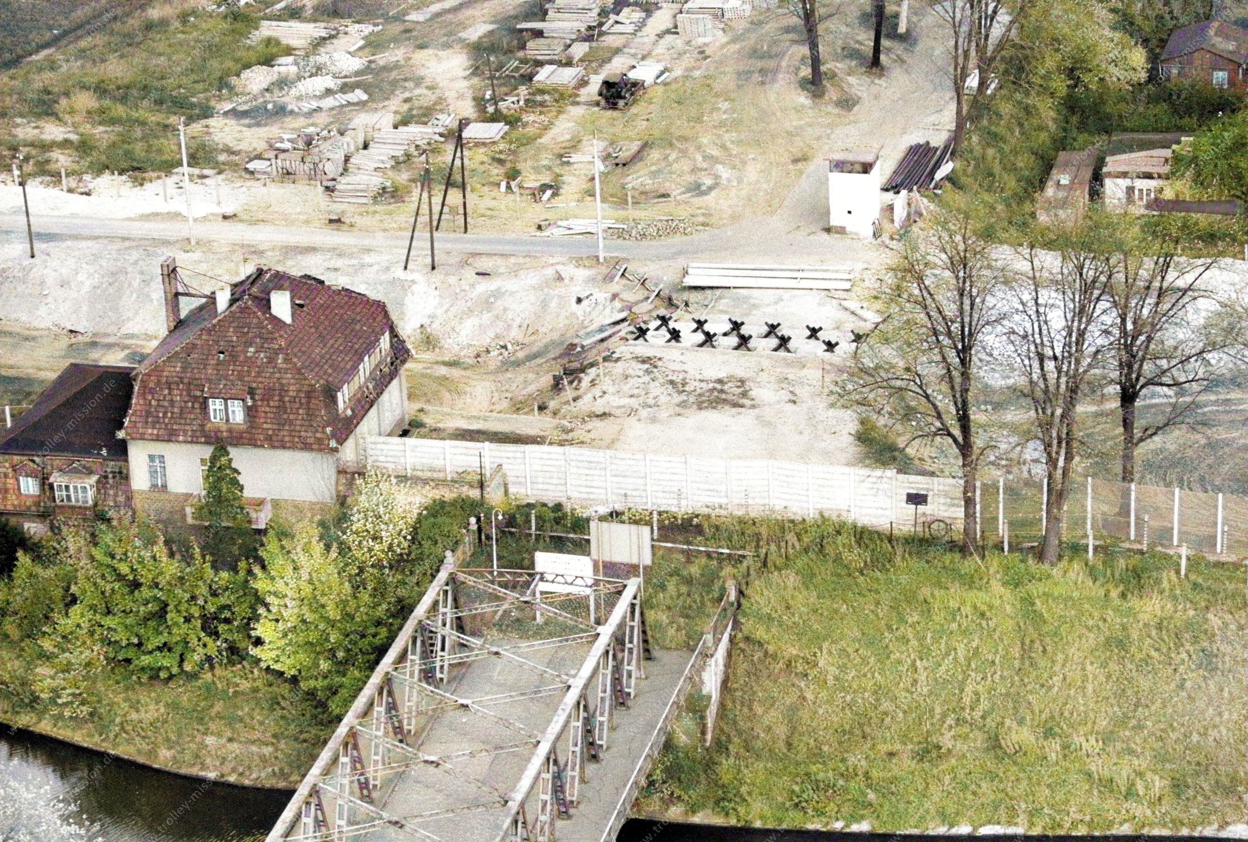 Die Luftaufnahme zeigt die Alte Späthbrücke am Teltowkanal zwischen Ost-Berlin (obere Bildhälfte) und West-Berlin (untere Bildhälfte).