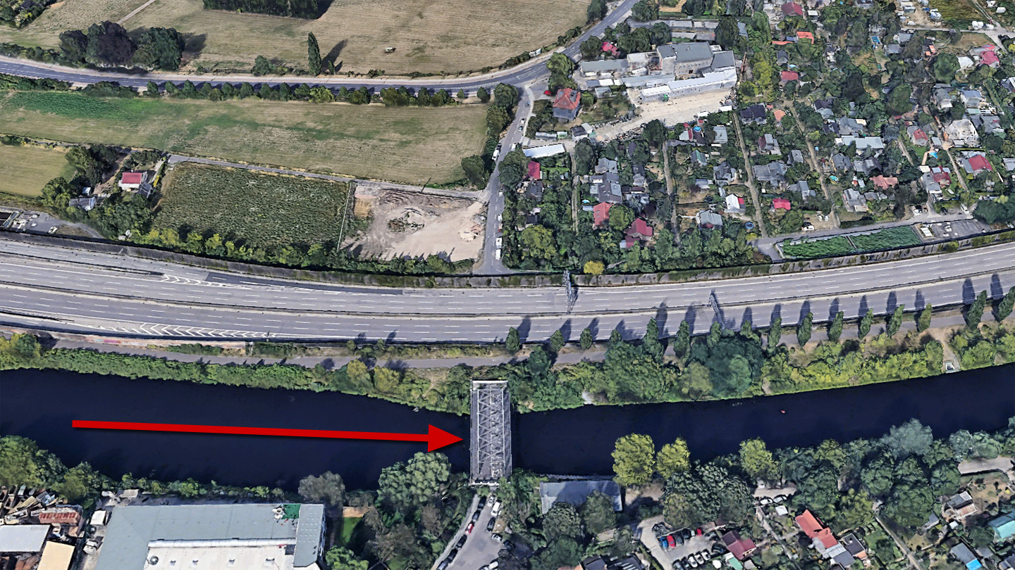 Heute verläuft exakt an dieser Stelle der Berliner Mauerweg (Fußweg und Radweg) am Teltowkanal, die Stadtautobahn A 113 sowie die Bundesstraße Späthstraße.