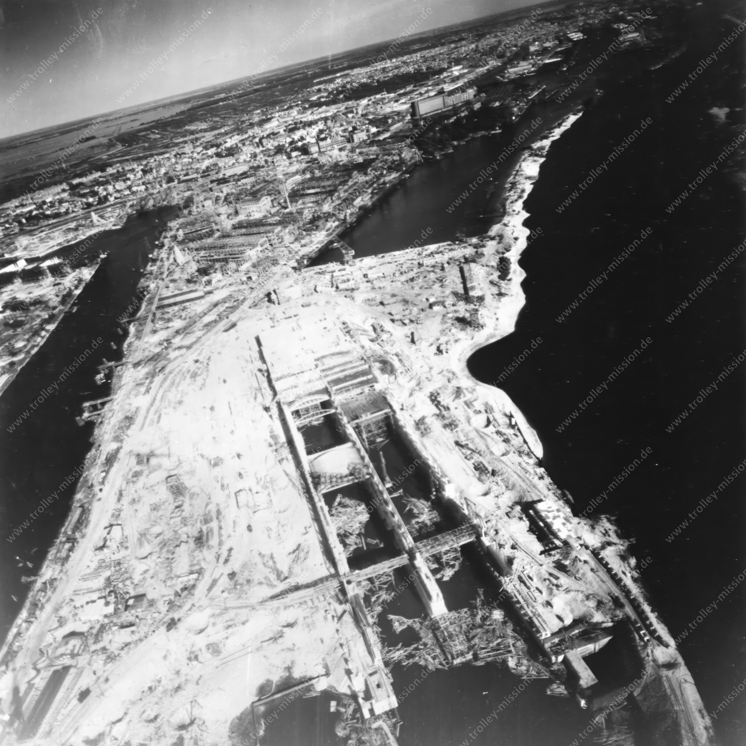 Luftbild Bremer Werfthafen 1945 - Historisches Foto aus dem Zweiten Weltkrieg