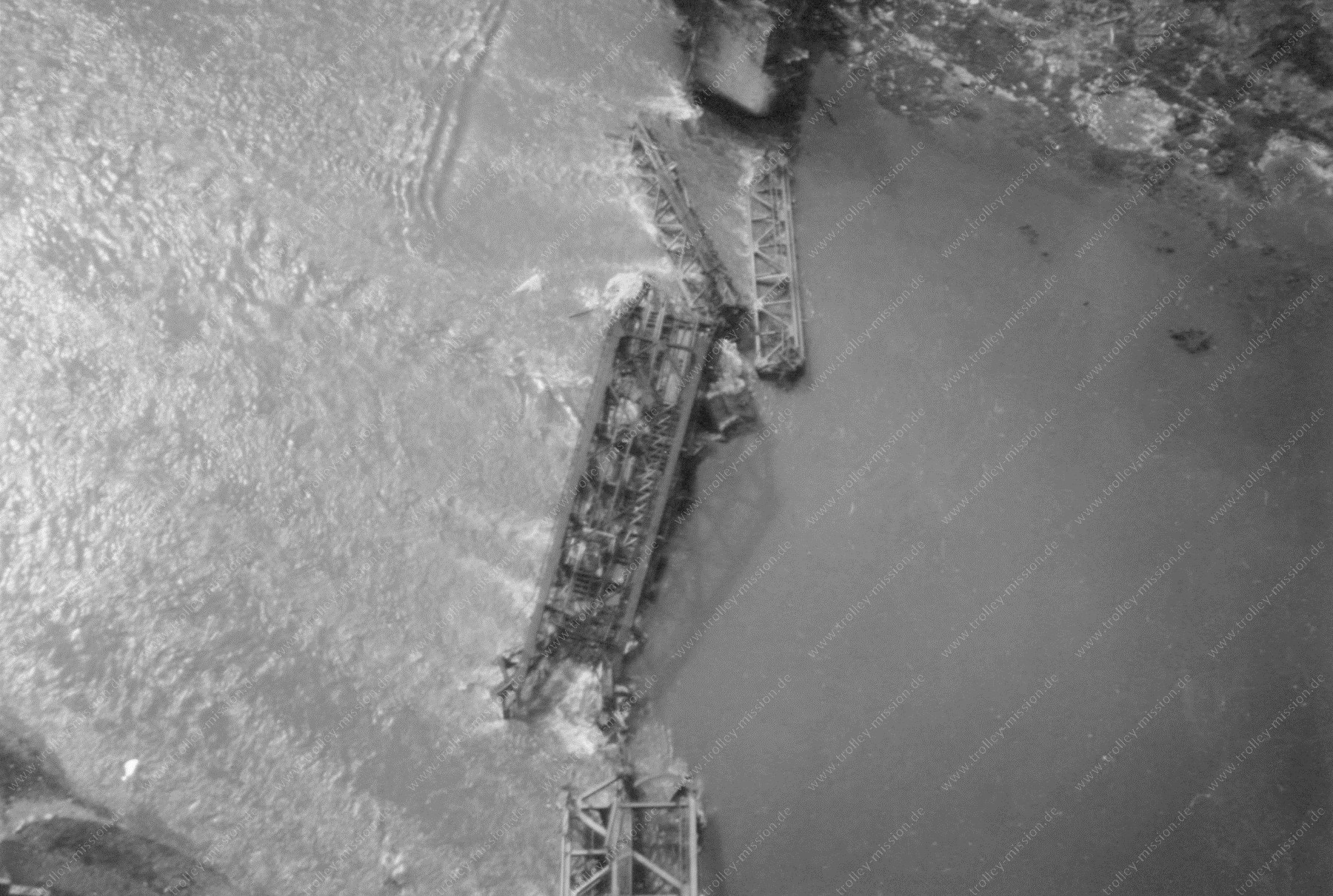 Luftbild der zerstörten Eisenbahnbrücke über die Mosel in Ediger-Eller 1945