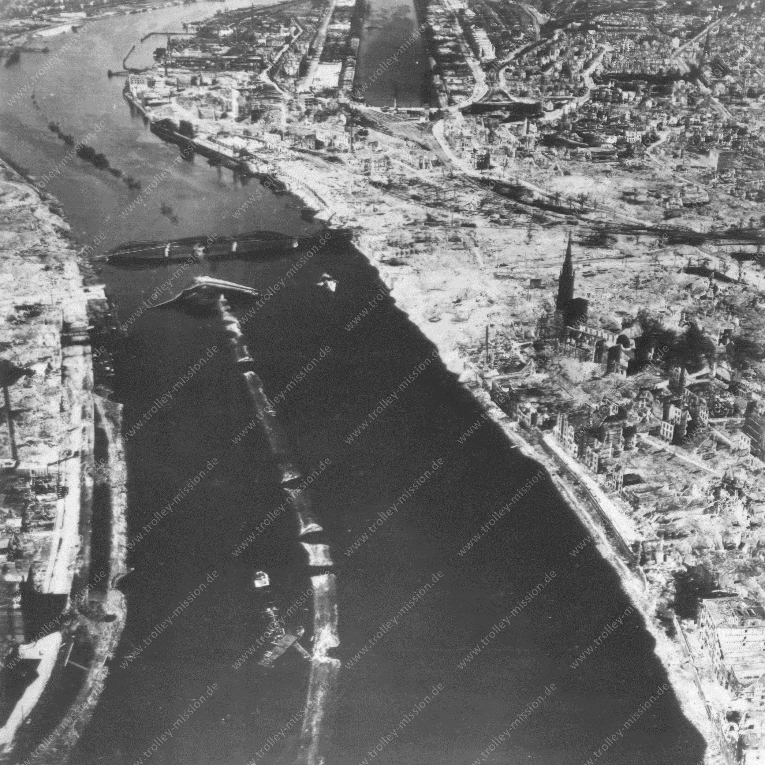 Luftbild von Bremen 1945: Stephanikirche - Stephanibrücke - Eisenbahnbrücke - Europahafen