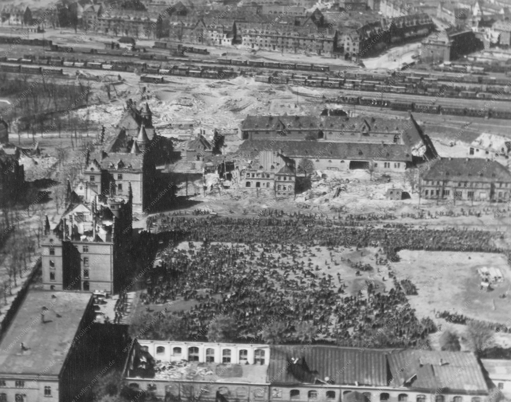Luftbild deutscher Kriegsgefangener in der Prinz-Carl-Kaserne bzw. Kemmel-Kaserne in Worms