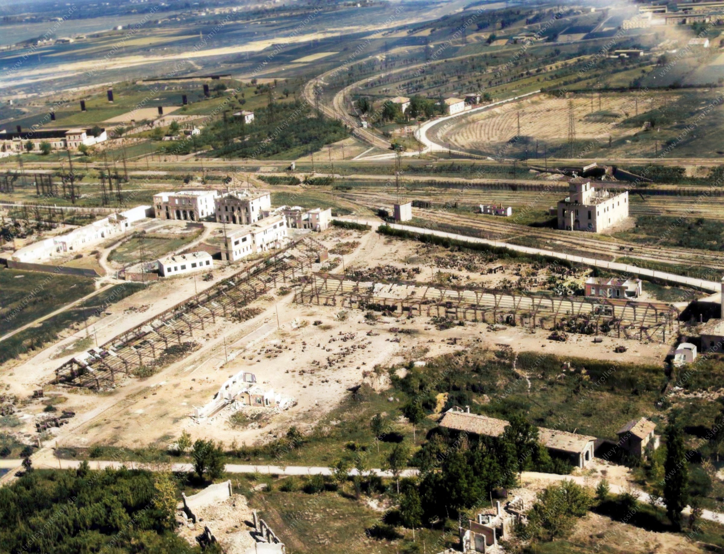 Das Luftbild zeigt die westliche Einfahrt bzw. Ausfahrt des Hauptbahnhofes von Bologna („Bologna Centrale“) in Italien.