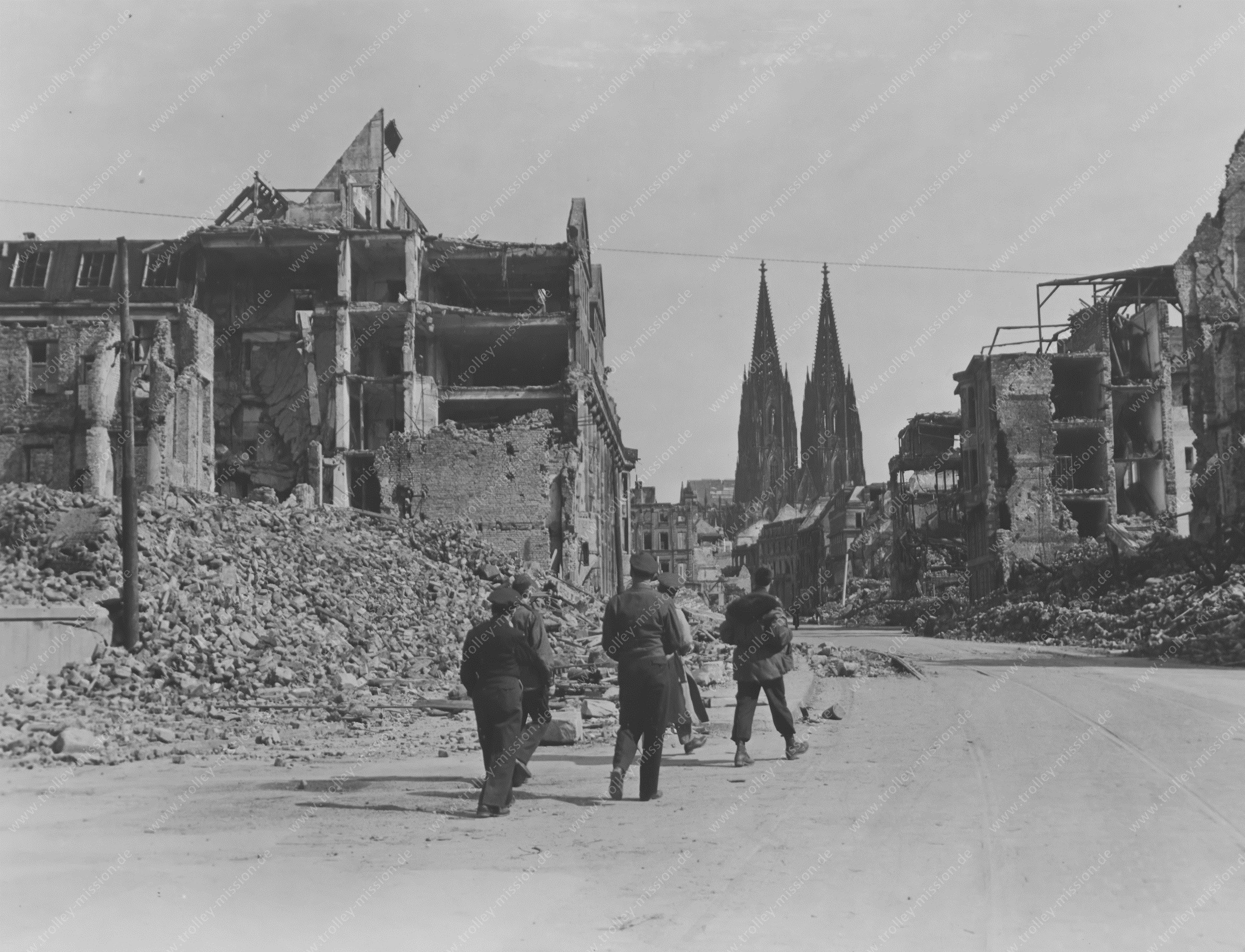 Köln 1945 - Soldaten und Offiziere der US Armee vor dem Gereonshaus
