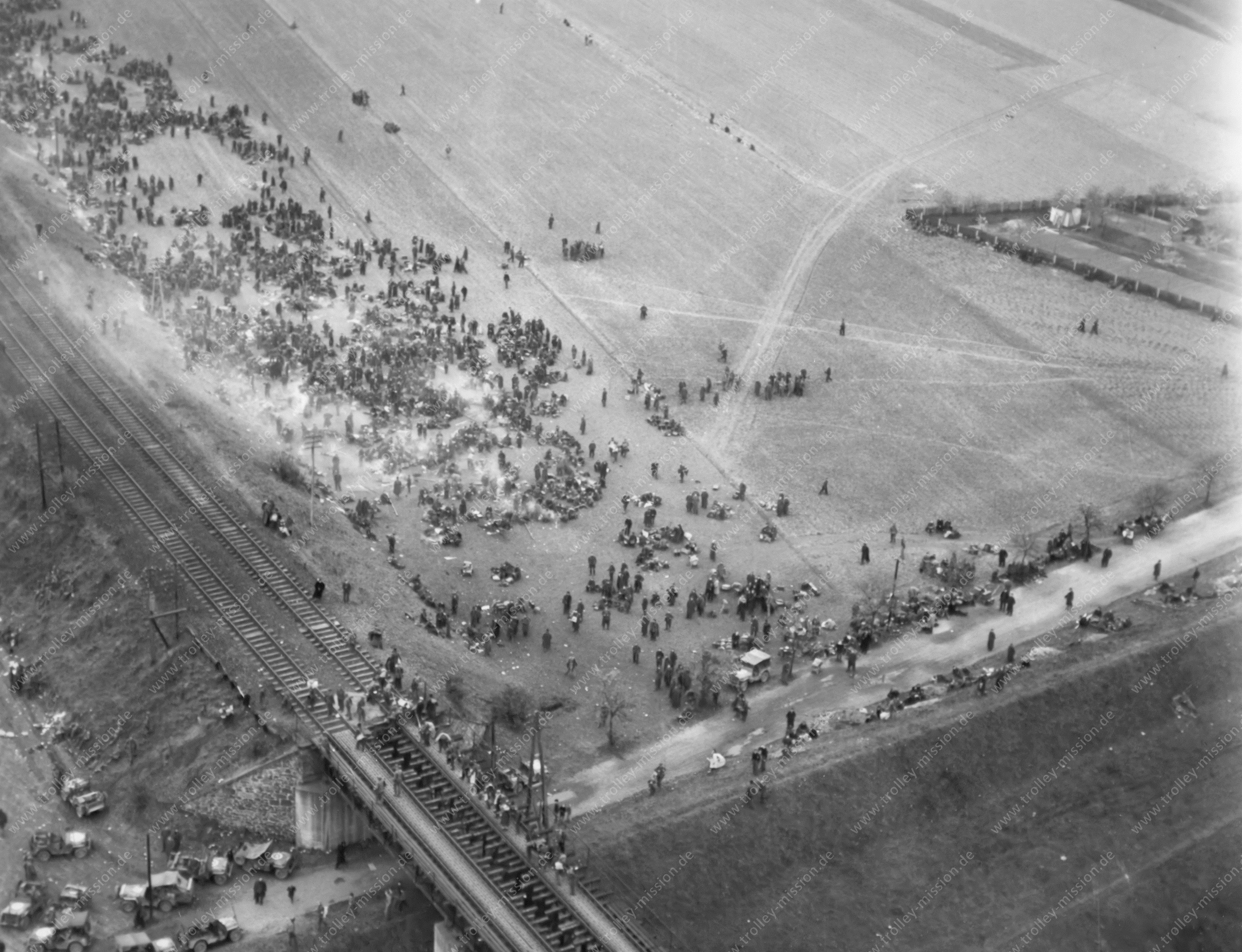 Flüchtlinge im Zweiten Weltkrieg an der Eisenbahnbrücke über die Mulde zwischen Bennewitz und Wurzen