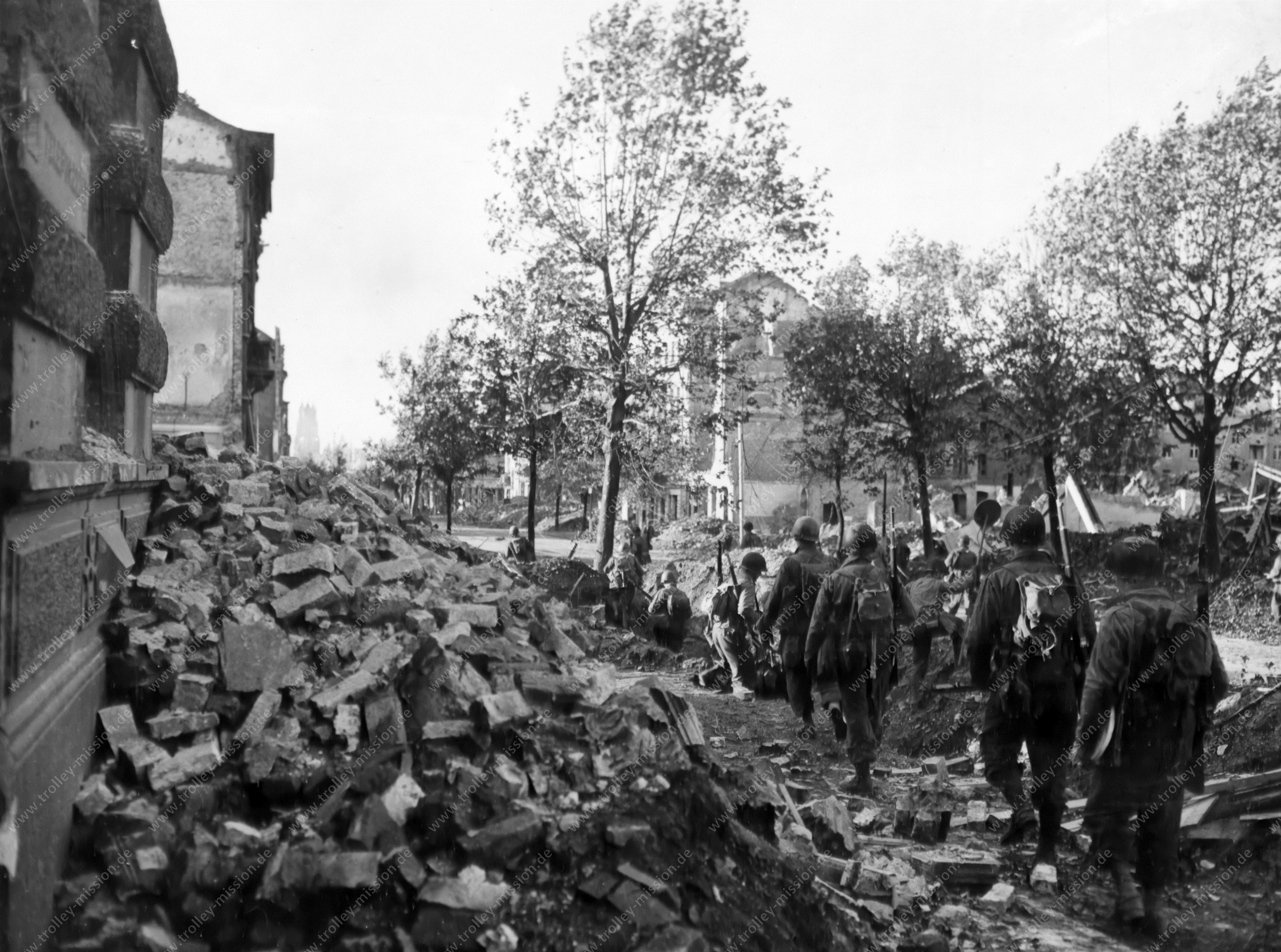 US Soldaten marschieren auf dem Adalbertsteinweg - Aachen im Zweiten Weltkrieg
