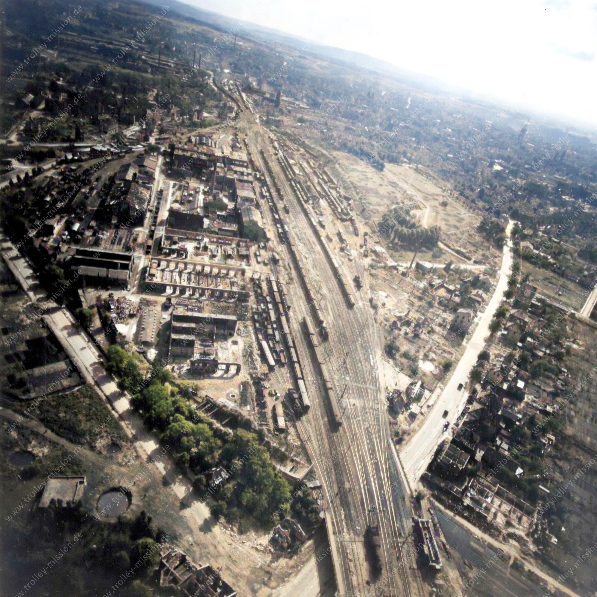 Künstlich nachkolorierte Luftaufnahme des Ausbesserungswerk Osnabrück im Zweiten Weltkrieg