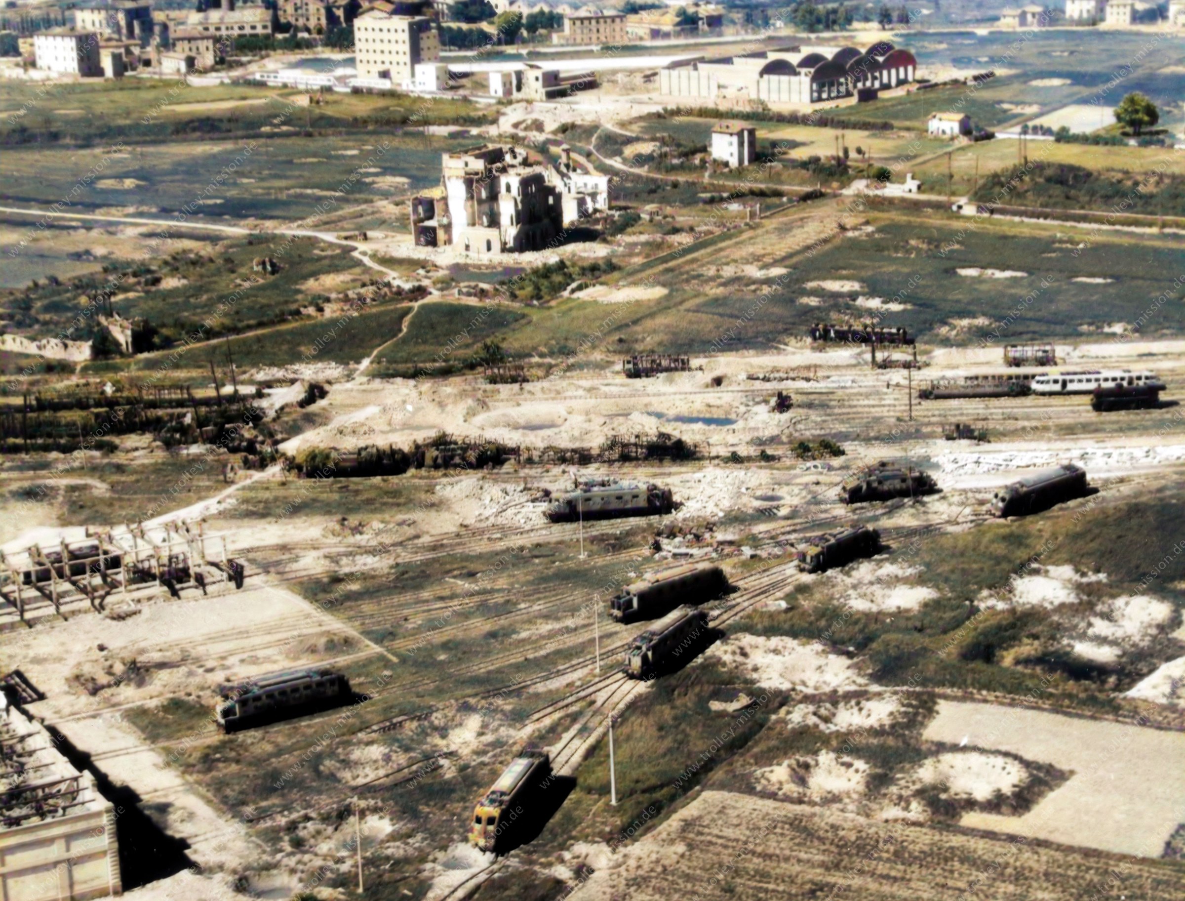Das Luftbild zeigt in der Bildmitte die Gleisanlagen vom Bahnhof Bologna Arcoveggio, der im Zweiten Weltkrieg heftig bombardiert wurde.