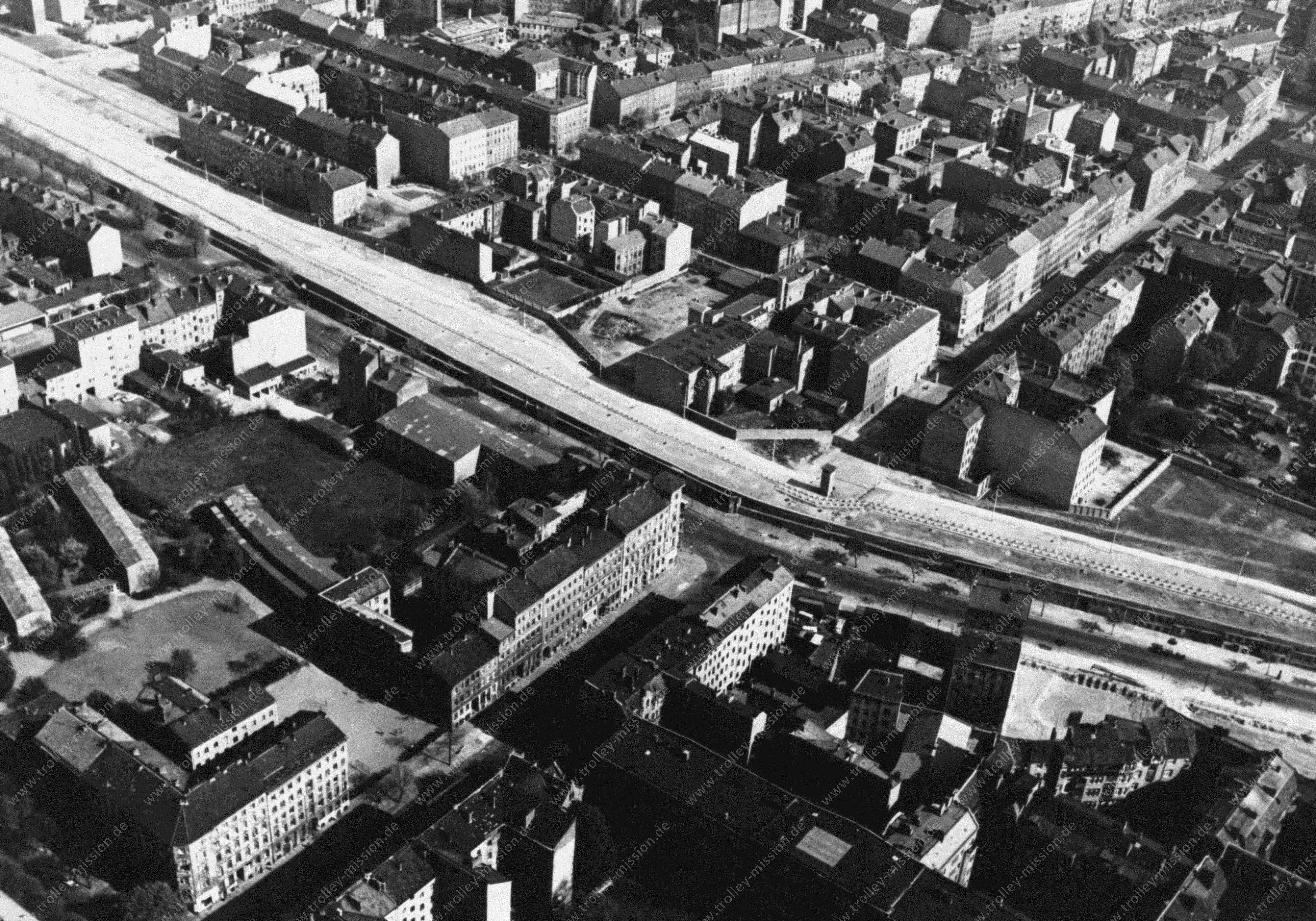 Luftaufnahme Bernauer Straße und Strelitzer Straße mit Berliner Mauer