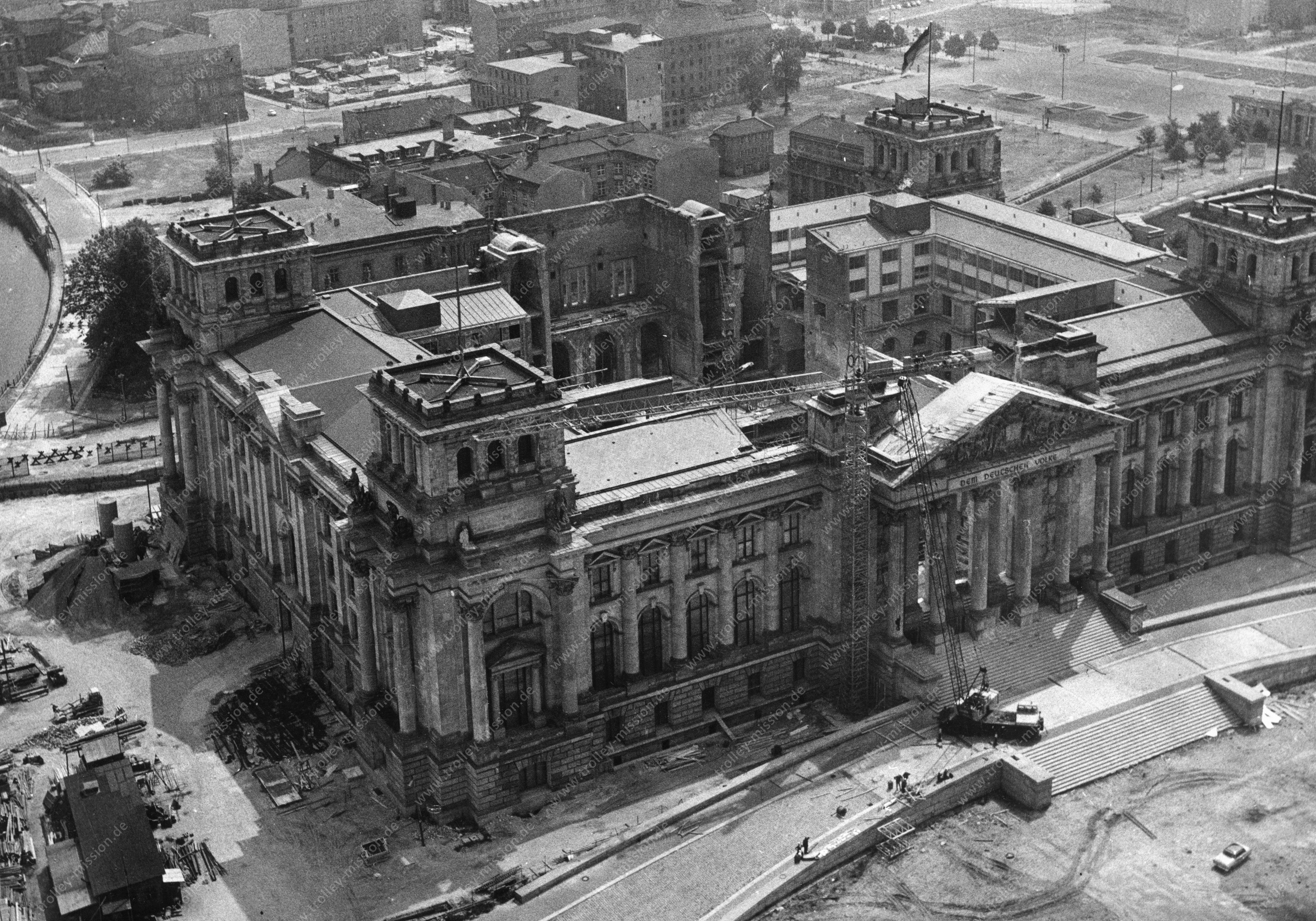 Luftaufnahme vom 6. Juli 1966 - Wiederaufbau des Reichstagsgebäudes in Berlin