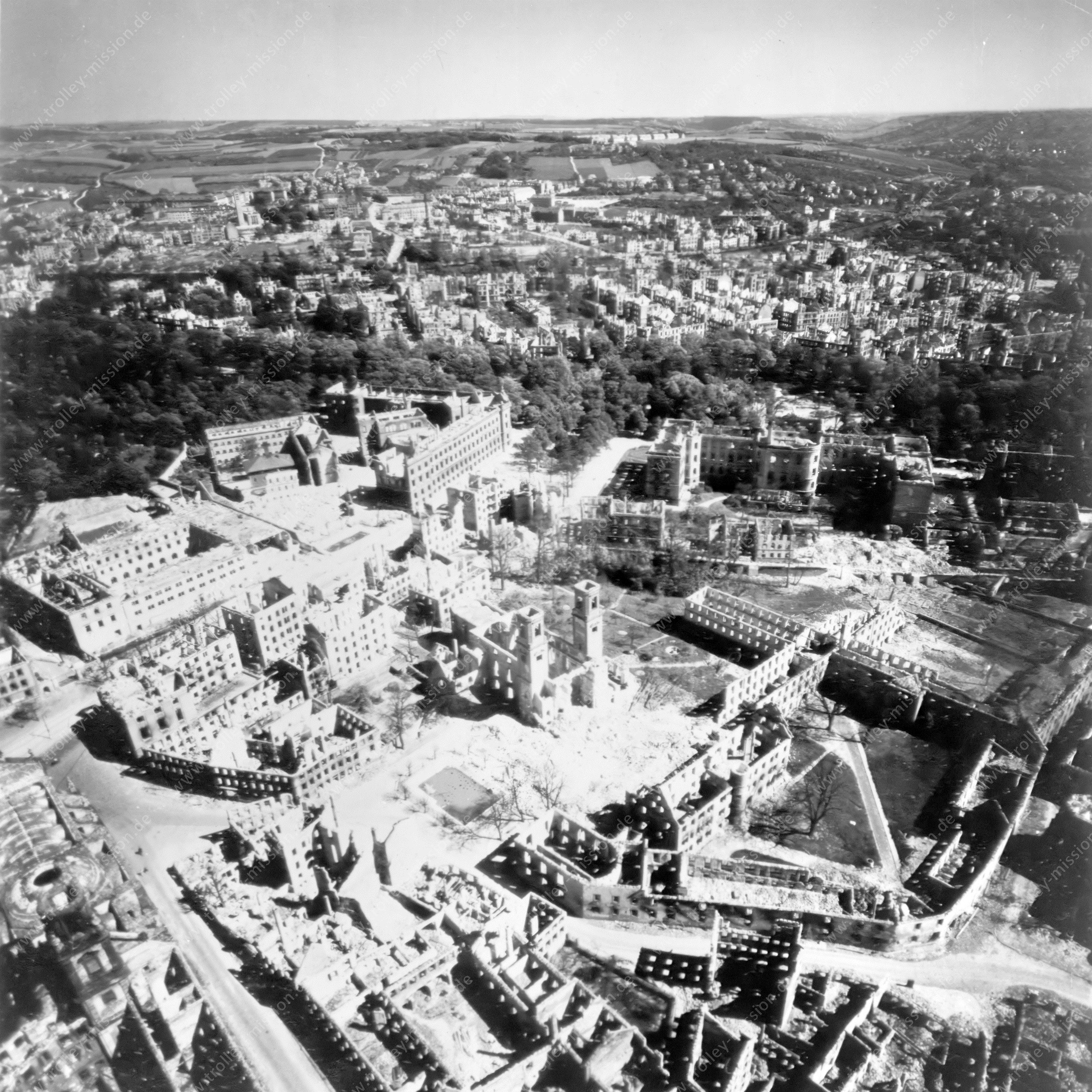 Stephanskirche und Amtsgericht Würzburg sowie Neue Universität in Würzburg nach dem Bombenangriff
