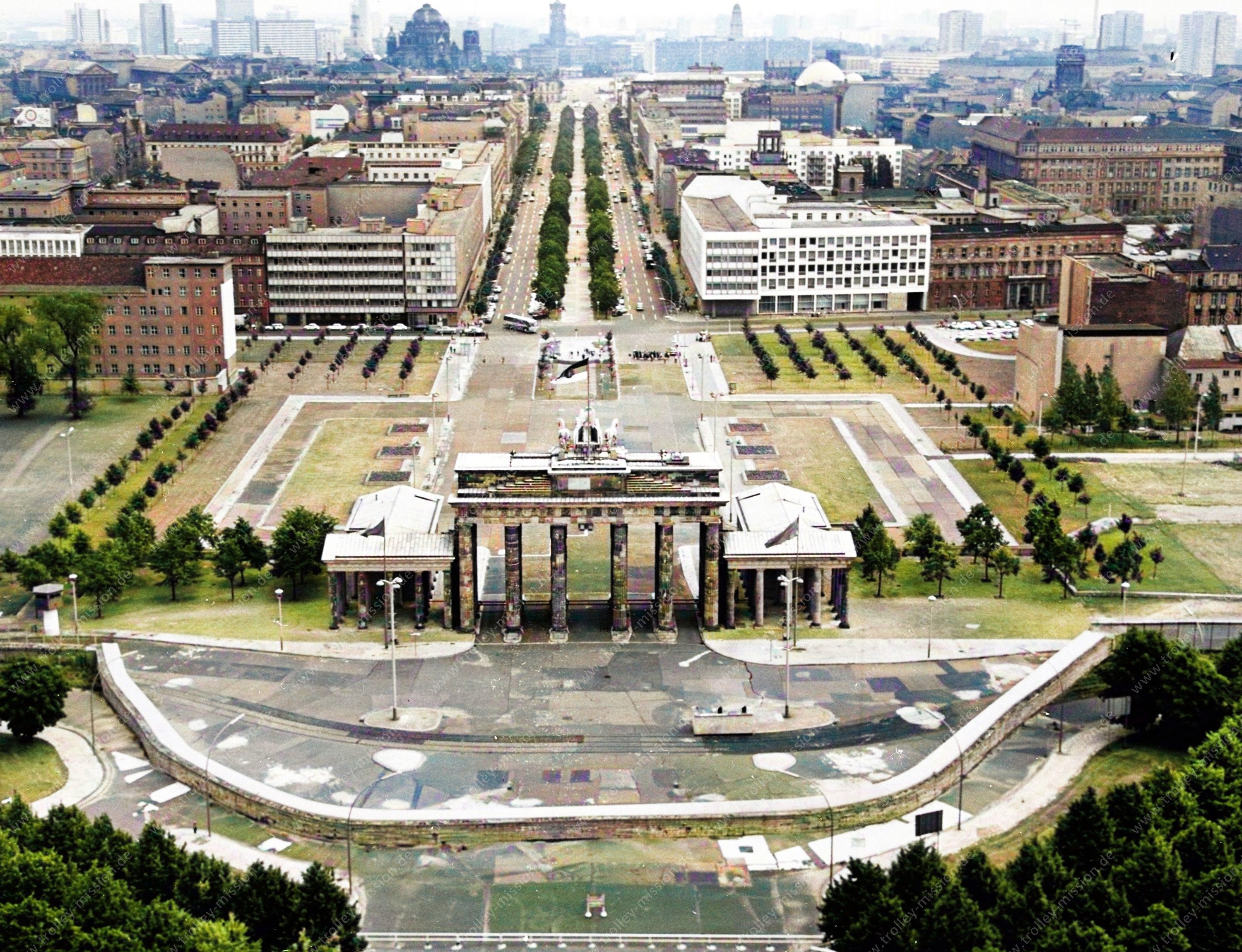 Das Luftbild zeigt das Brandenburger Tor sowie die davor verlaufende Berliner Mauer in den späten 1960’er oder frühen 1970’er Jahren.