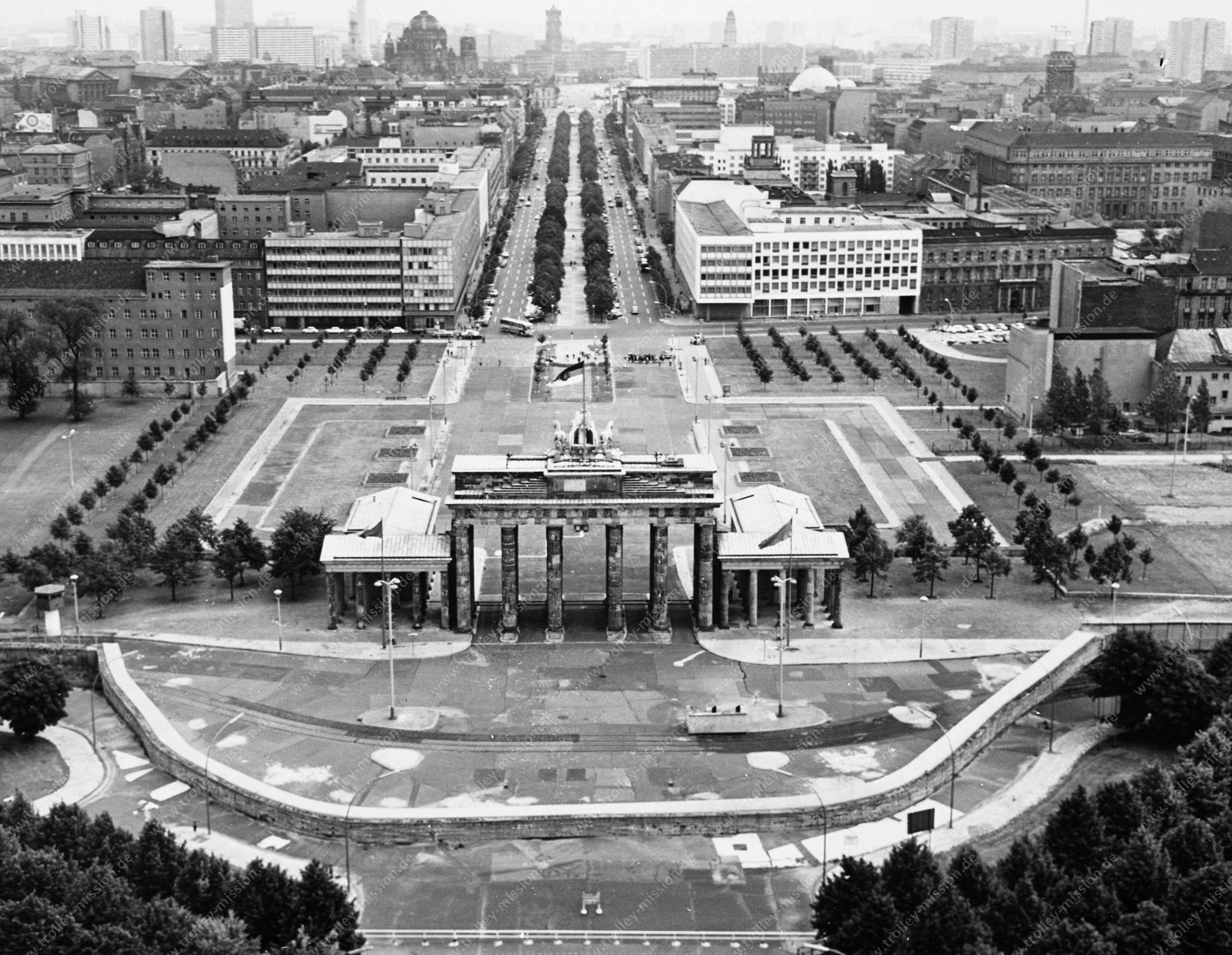 Luftaufnahme Brandenburger Tor - Blick von West-Berlin nach Ost-Berlin