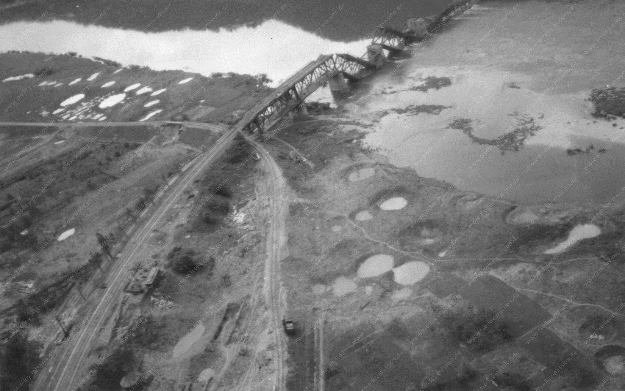 Luftaufnahme der Mosel Brücke zwischen Bahnhof Bullay und Prinzenkopftunnel 1945