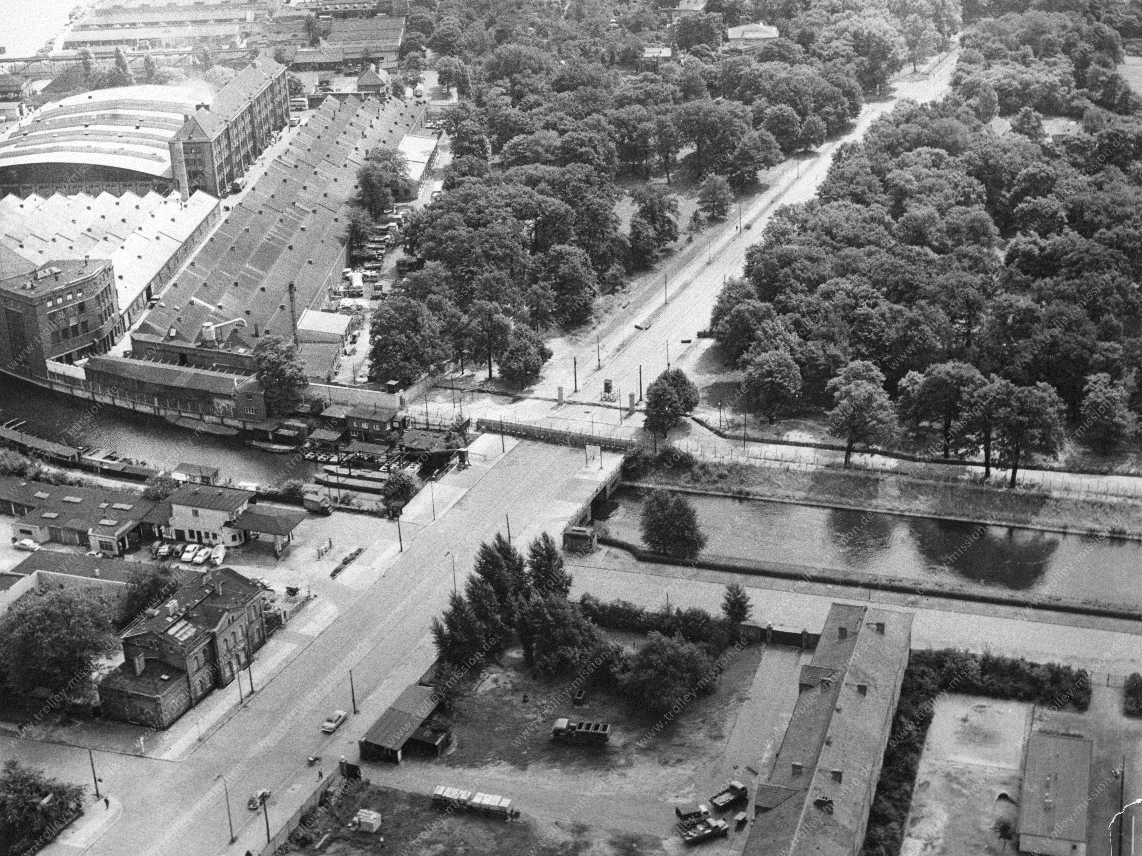 Luftbild Lohmühleninsel zwischen Landwehrkanal sowie Flutgraben zwischen Puschkinallee und der Straße vor dem Schlesischen Tor