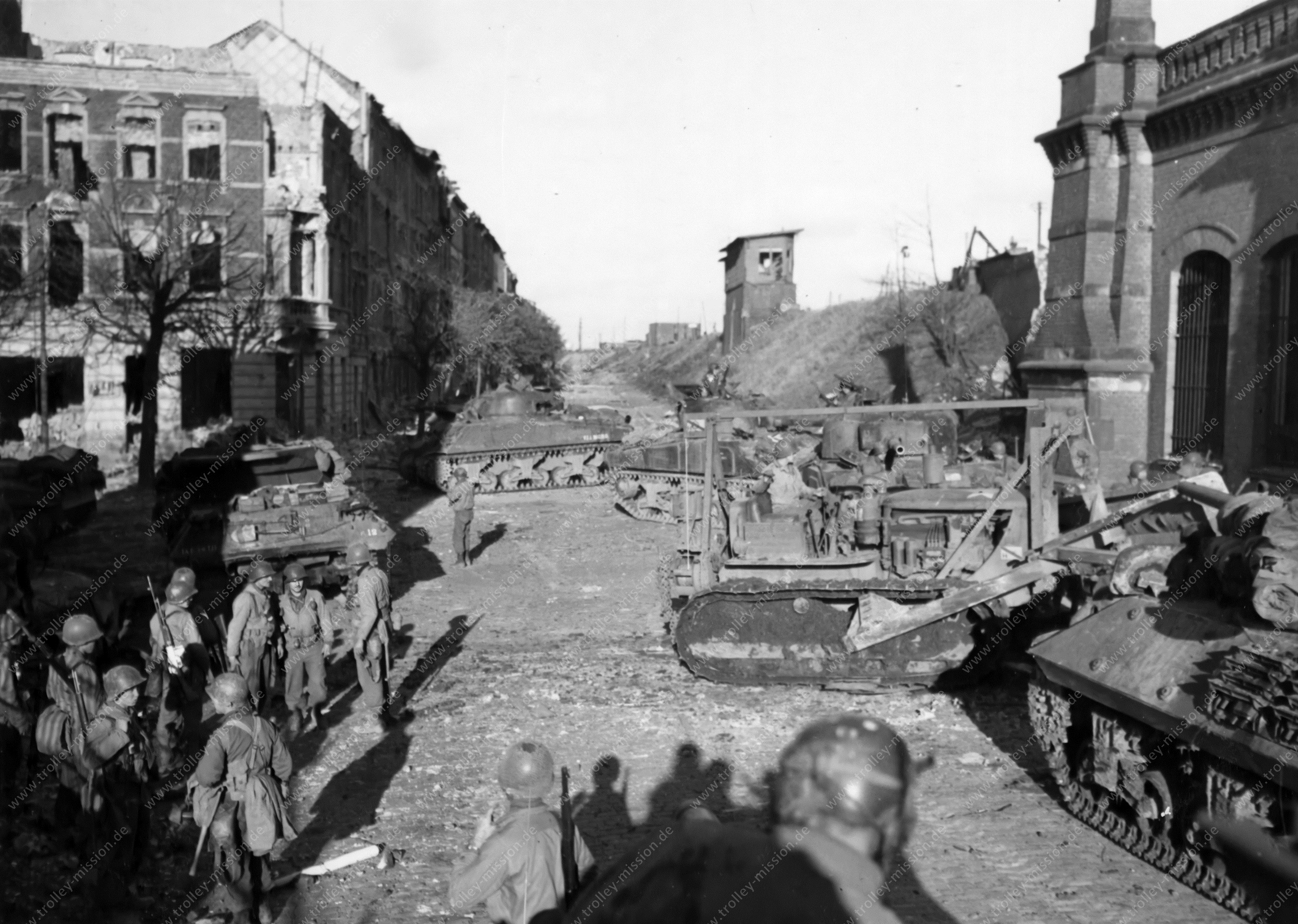 Zerstörte Häuser und Soldaten der US Armee im Reichsweg - Aachen im Zweiten Weltkrieg