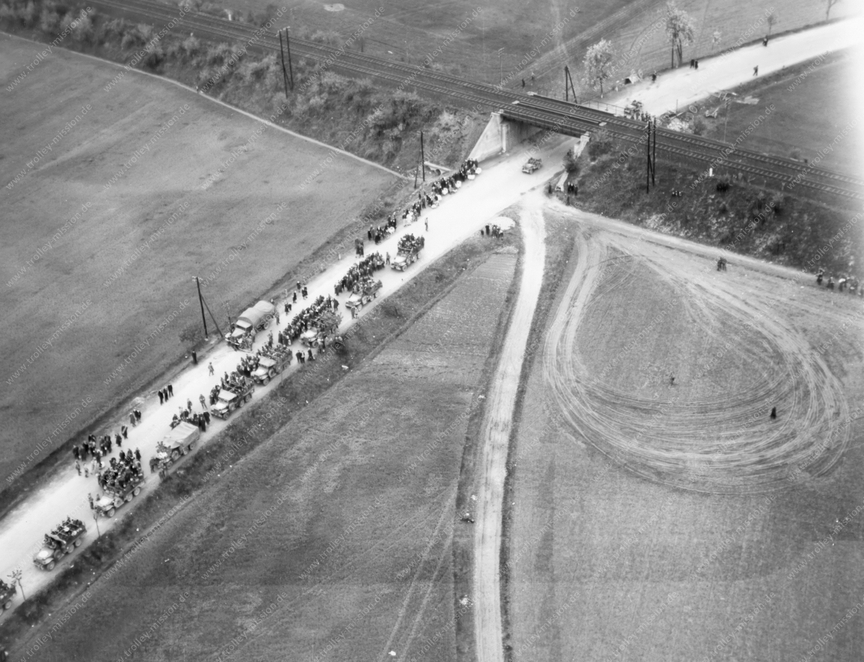 Flüchtlingstreck im Zweiten Weltkrieg auf der Grimmaischen Straße in Bennewitz im Landkreis Leipzig in Sachsen