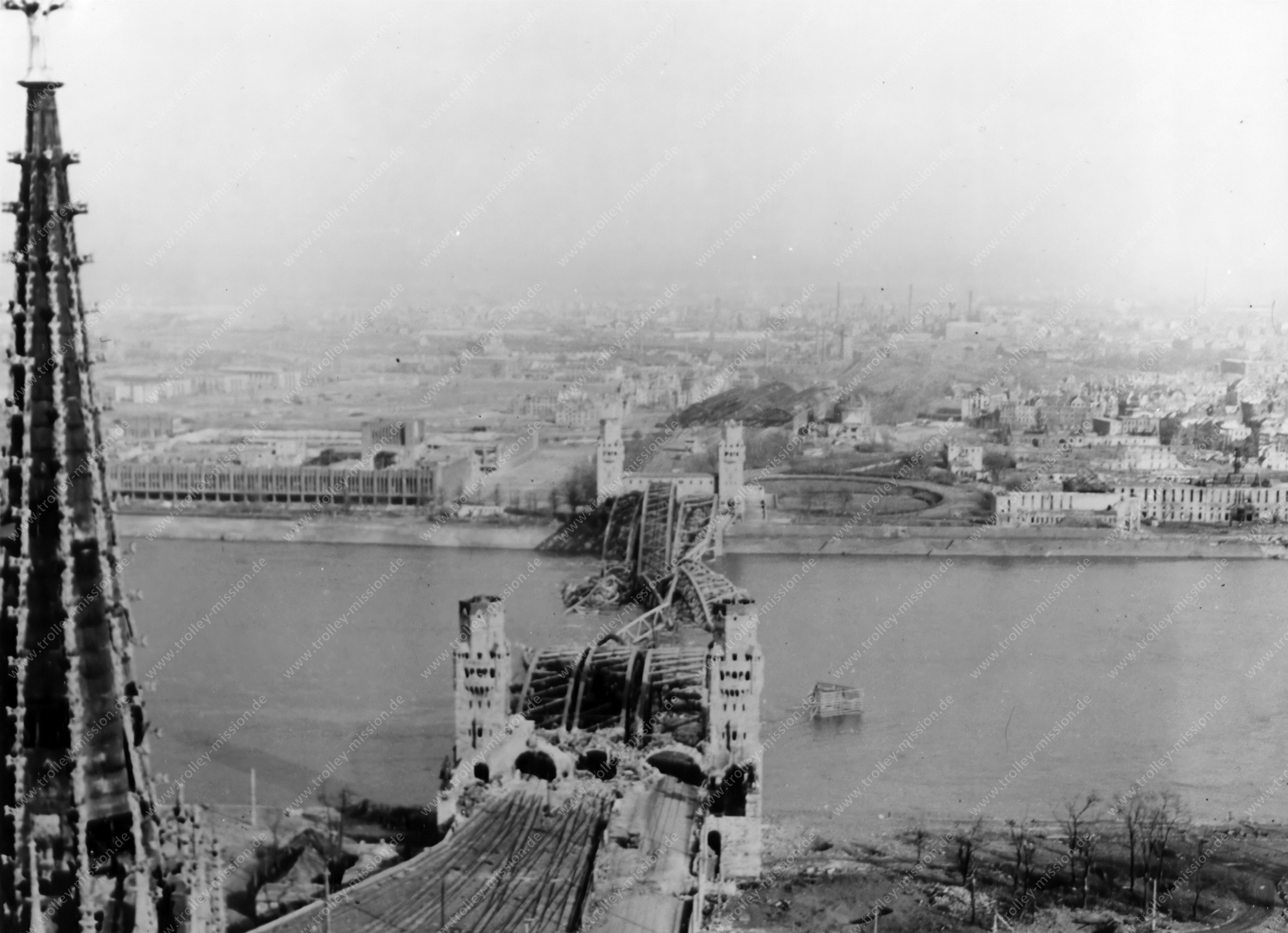 Blick vom Kölner Dom auf Köln-Deutz und die Hohenzollernbrücke