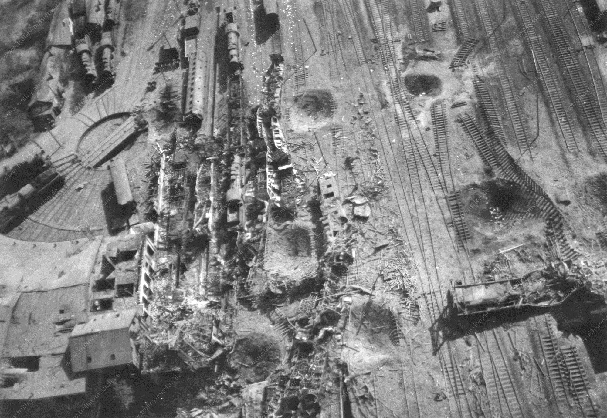Luftbild von Celle 1945 - Lokschuppen der Deutschen Reichsbahn in der Meteorstraße und Reiterstellwerk in der Riemannstraße