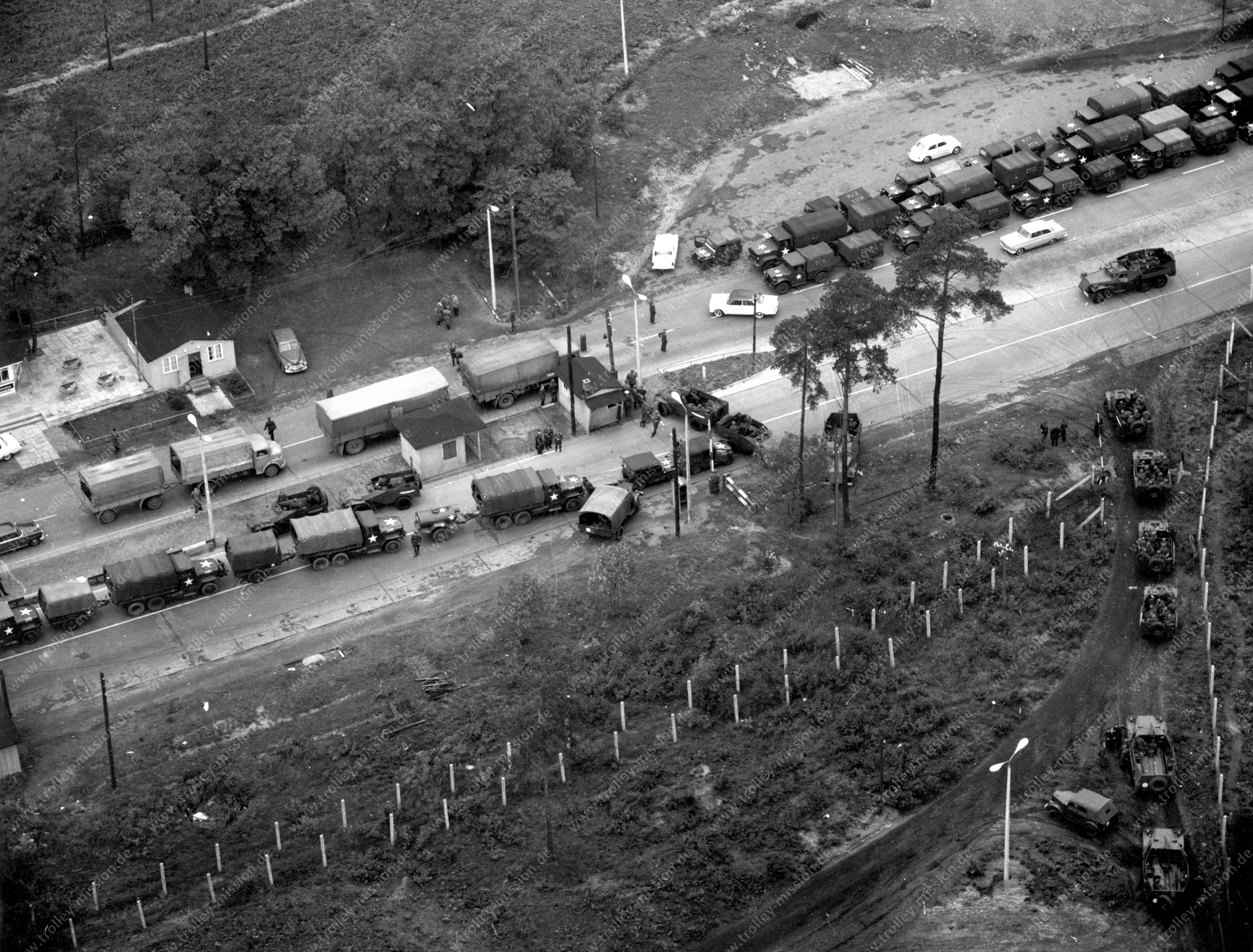 Luftaufnahme Checkpoint Bravo - Kontrollpunkt Dreilinden und Teltowkanalbrücke vom 12. November 1963