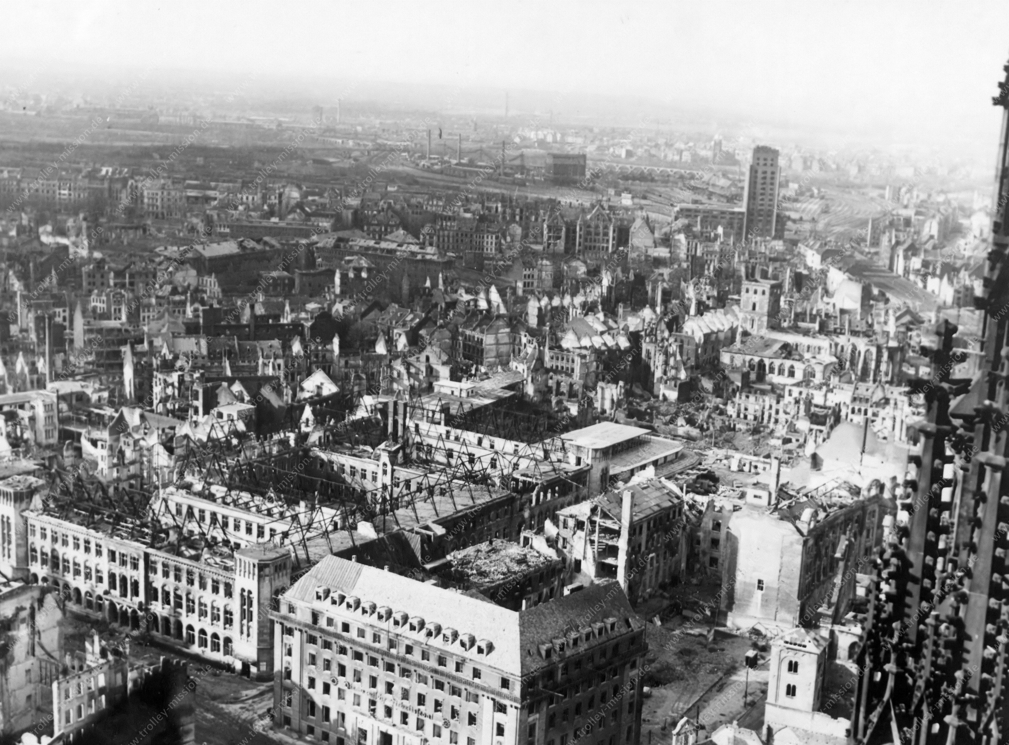 Blick vom Kölner Dom auf die im Weltkrieg zerstörte Altstadt und das Hansahochhaus
