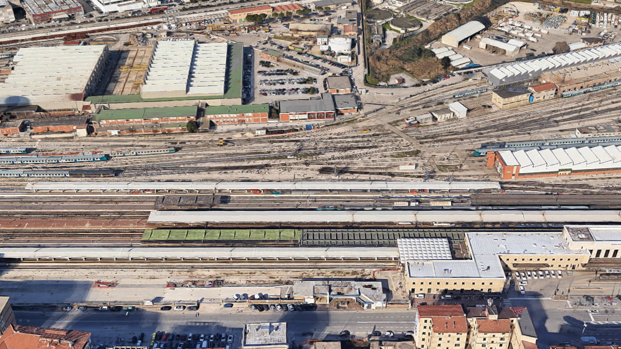 An gleicher Stelle, wo auf dem heutigen Satellitenbild ein großes Bahnbetriebswerk (Werkstatthalle und/oder Depot) zu sehen ist, stand damals bereits ein Ausbesserungswerk für Lokomotiven.