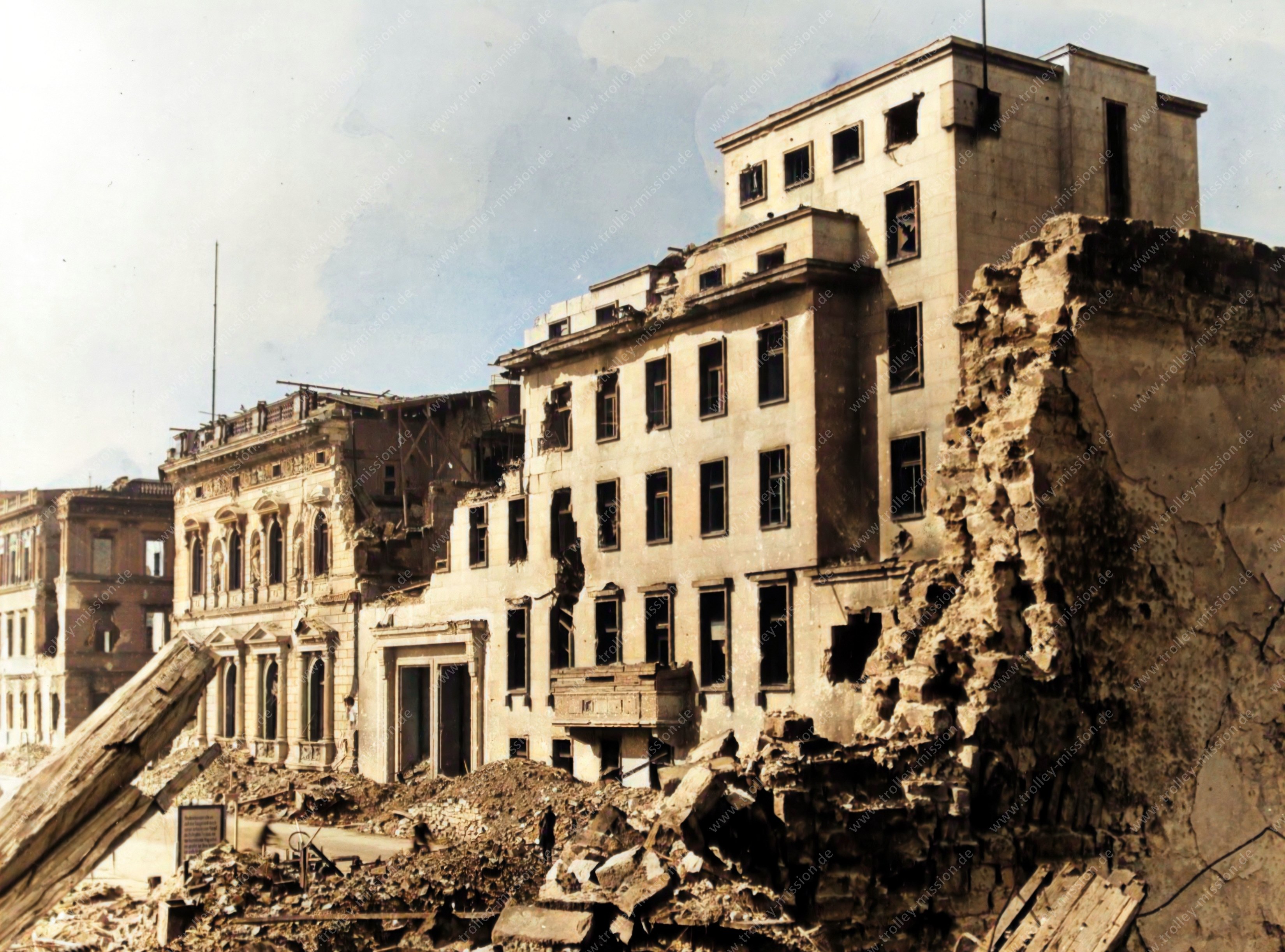 Die historische Aufnahme zeigt die teilweise zerstörte Fassade der Reichskanzlei in Berlin entlang der Wilhelmstraße
