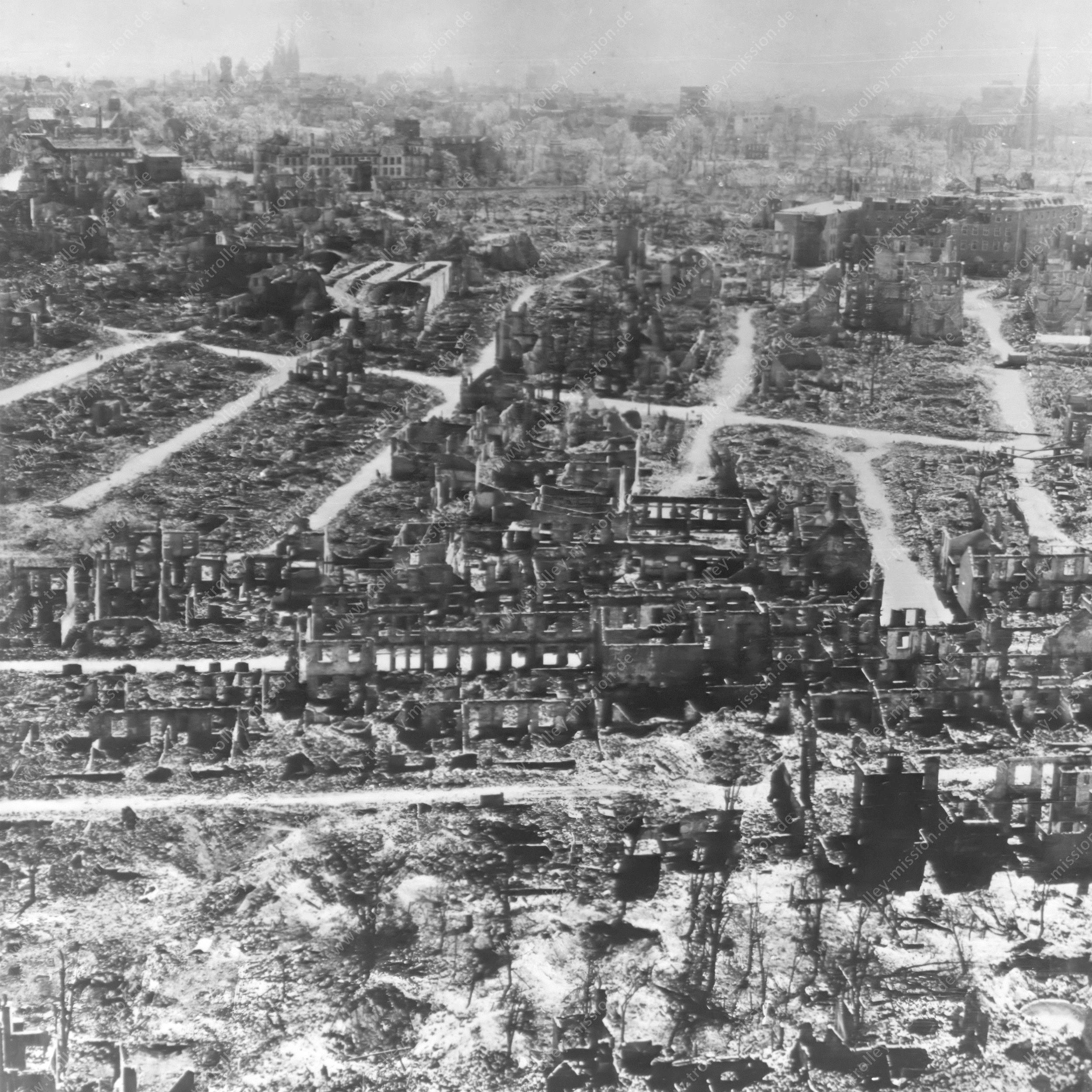Bremen nach dem Krieg: Hochbunker auf dem Kamp sowie Haferkamp und zerstörte Häuser in der Mauerstraße