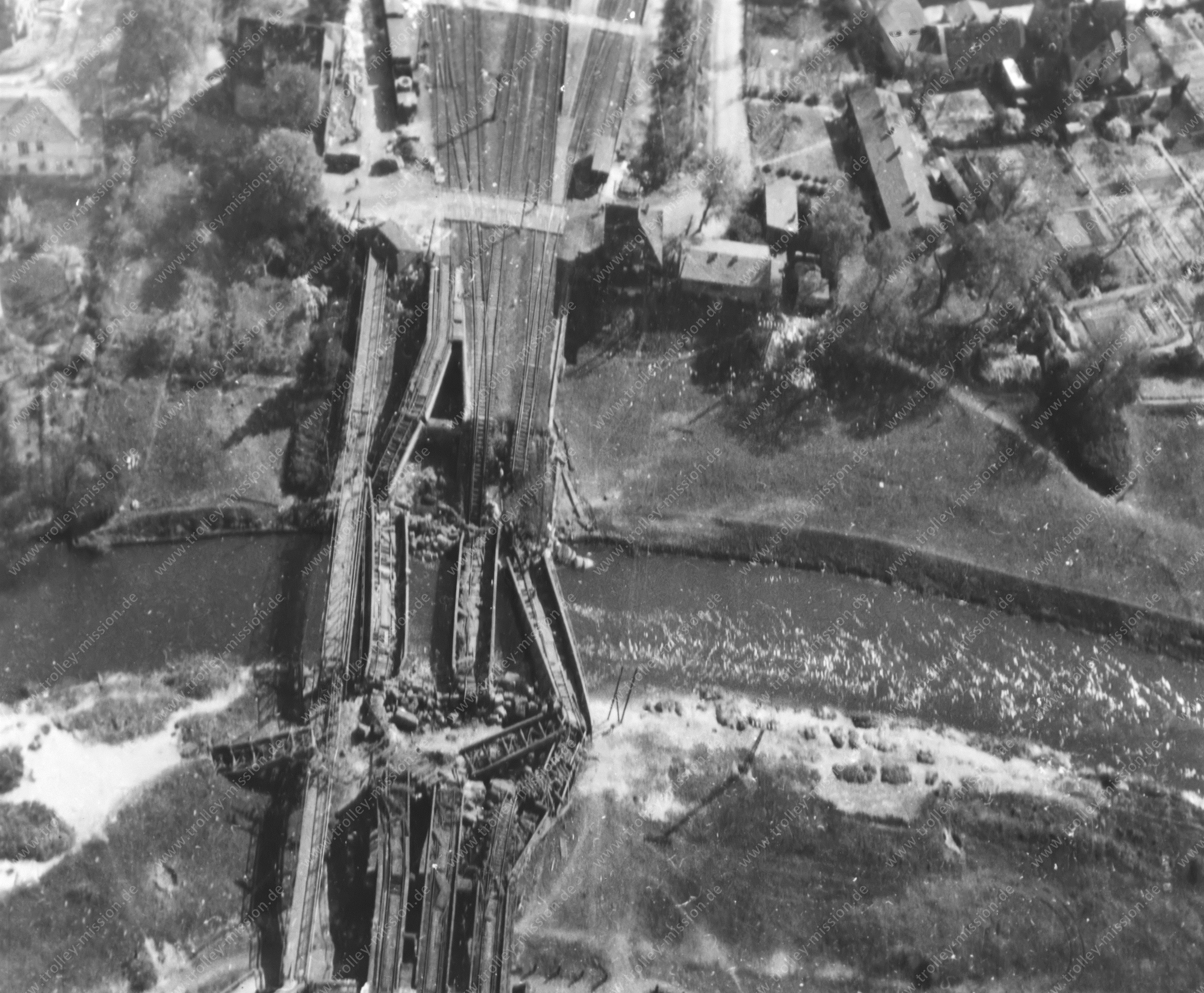 Originale Schwarzweiß-Aufnahme 1945 - Bahnhof Celle - Eisenbahn - Brücke über die Aller