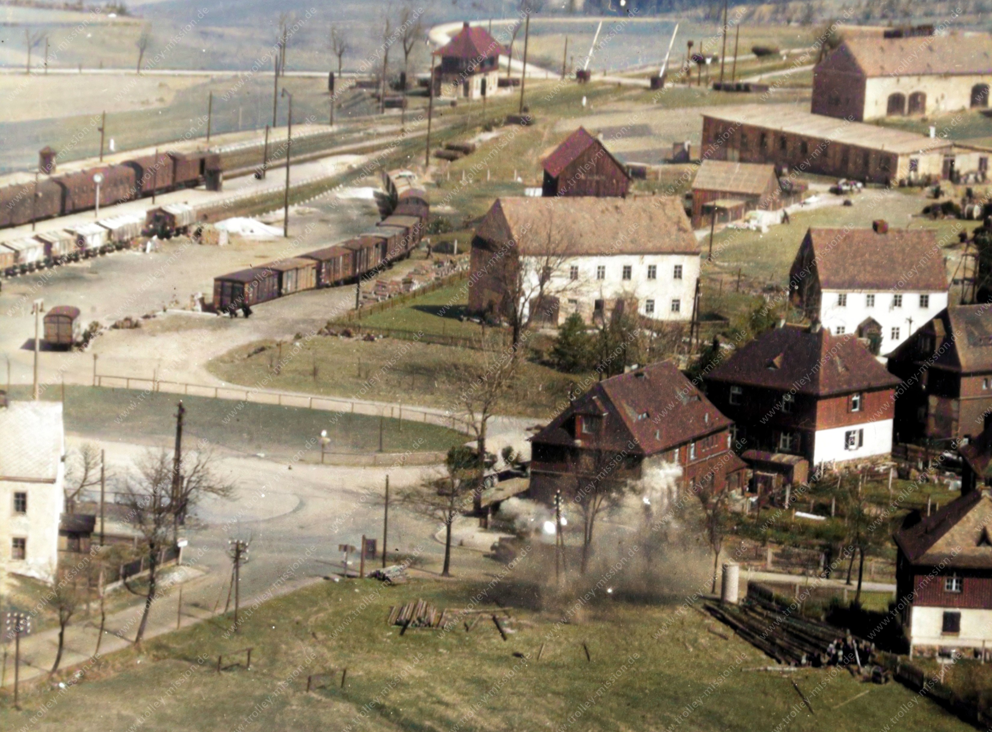 Luftbild (nachkoloriert) aus dem Zweiten Weltkrieg: Bahnhof Altenberg im Erzgebirge unter Beschuß