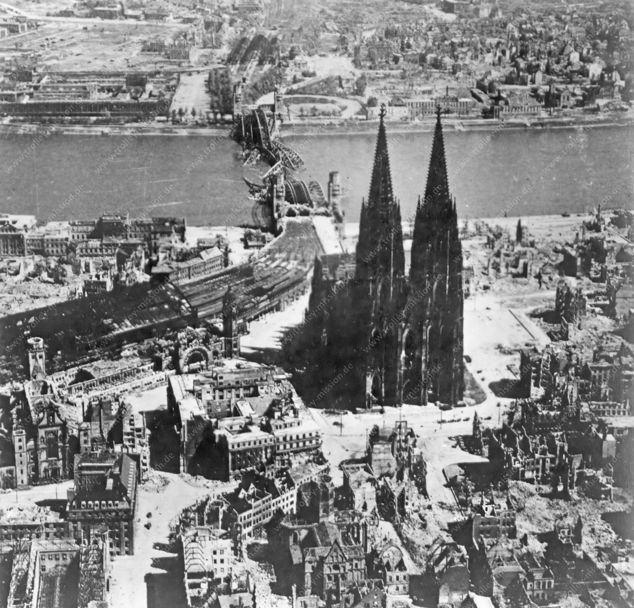 Köln 1945 - Dom und Hauptbahnhof sowie Kirche Mariä Himmelfahrt und Dominikanerkirche Sankt Andreas