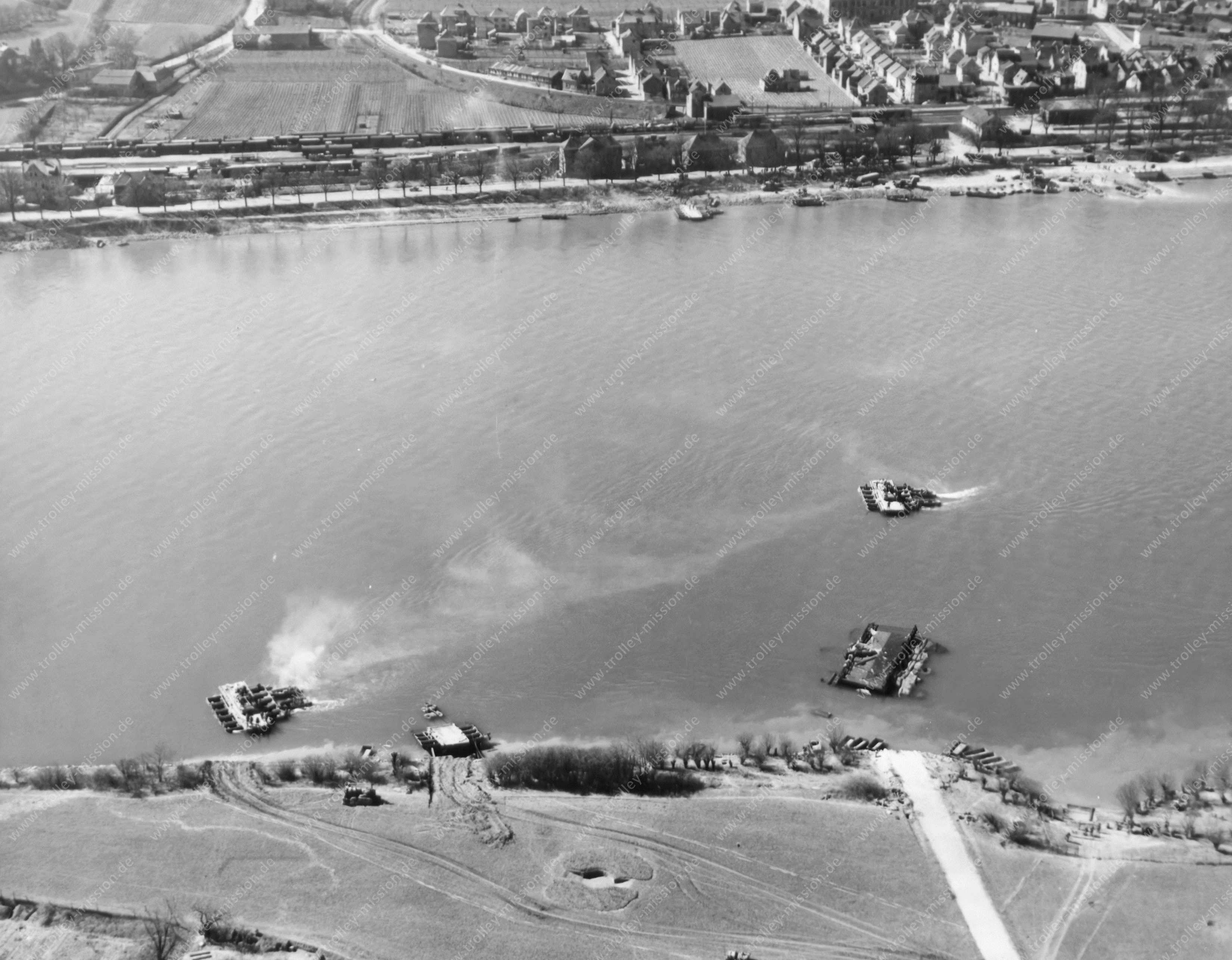 Rheinüberquerung bei Nierstein 1945 - US Armee überquert mit Schwimmbrücken den Rhein