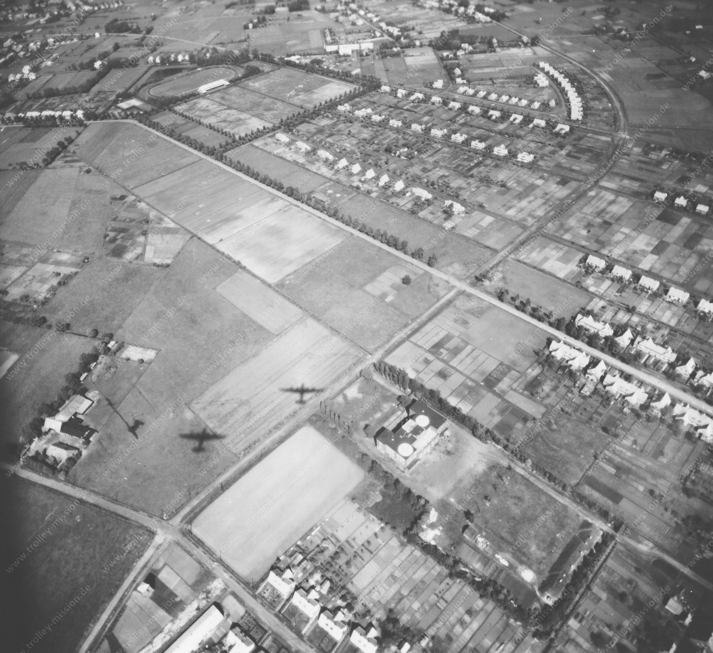 Luftbild von Delmenhorst und vom Ortsteil Düsternort im Mai 1945 mit Südschule (Astrid-Lindgren-Schule) und Düsternortstraße sowie Stadion Delmenhorst