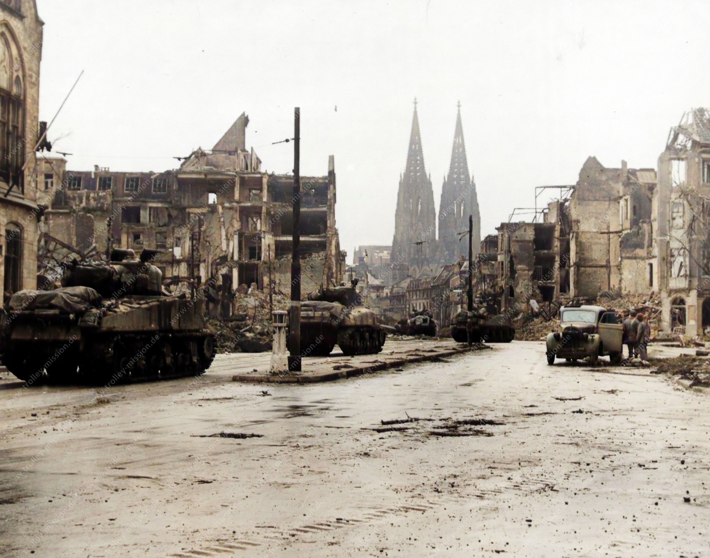 Das Foto zeigt die Gereonstraße in Köln, etwa auf Höhe der Mohrenstraße, und wurde vermutlich am 5. März 1945 erstellt.