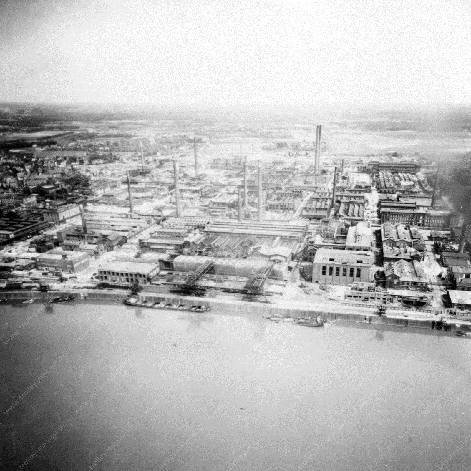 Luftaufnahme der Farbenfabriken vormals Friedrich Bayer & Co. in Leverkusen im Zweiten Weltkrieg