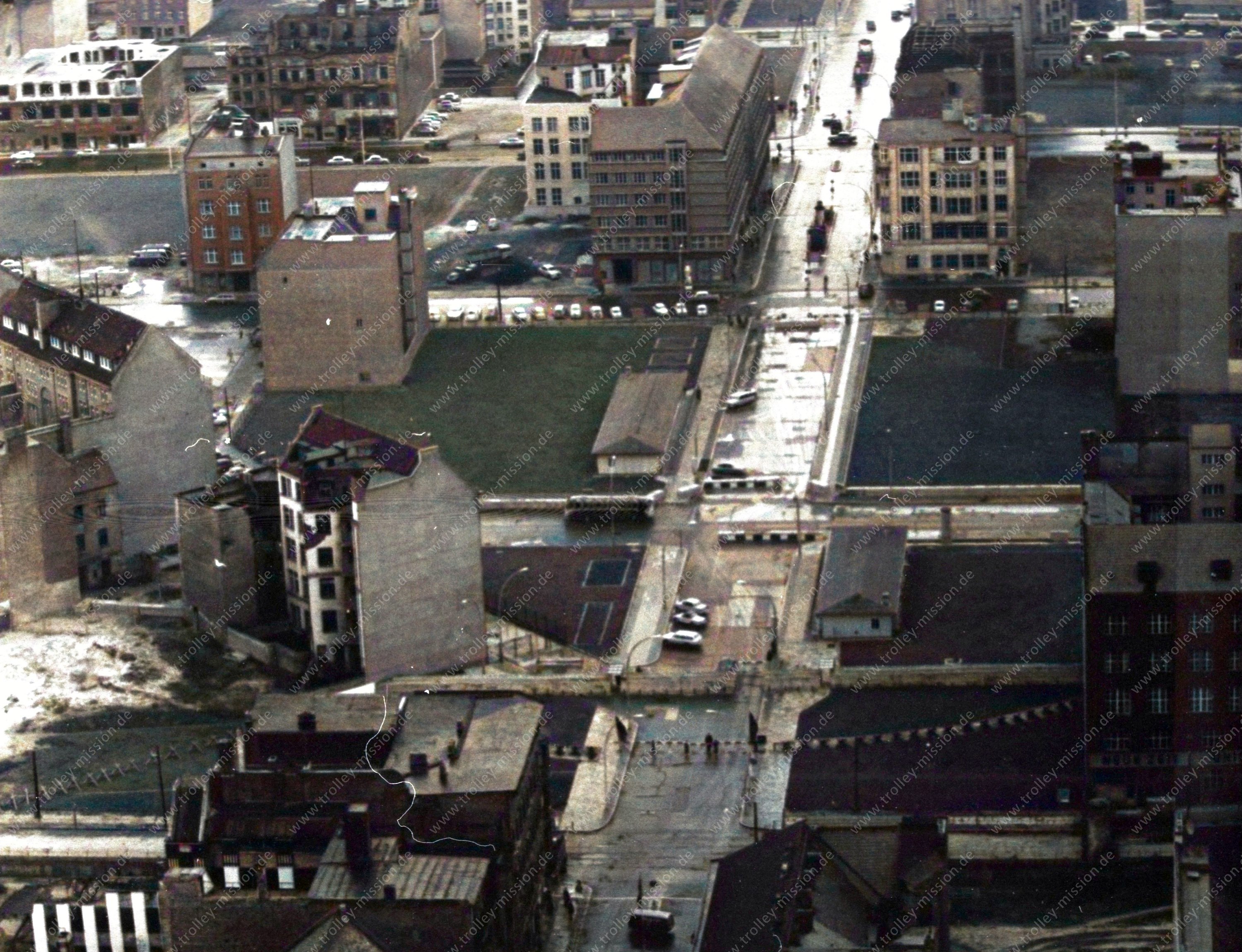 Das Luftbild zeigt die Grenzübergangsstelle Friedrichstraße, besser bekannt als „Checkpoint Charlie“ zwischen Ost-Berlin und West-Berlin.