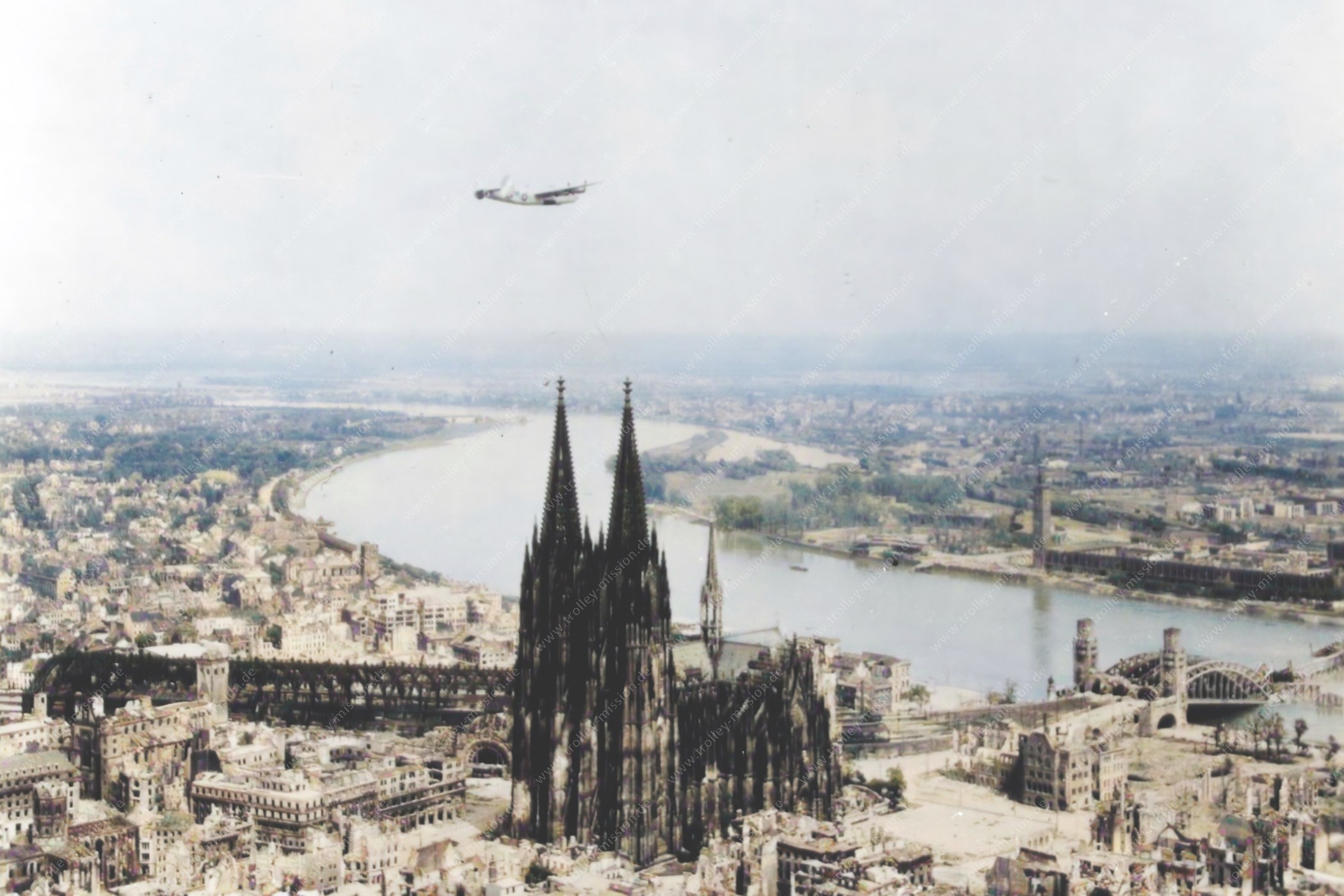 Künstlich nachkolorierte Luft-Luft-Aufnahme 1945 - Authentisches Zeitzeugnis der Trolley Mission über Köln