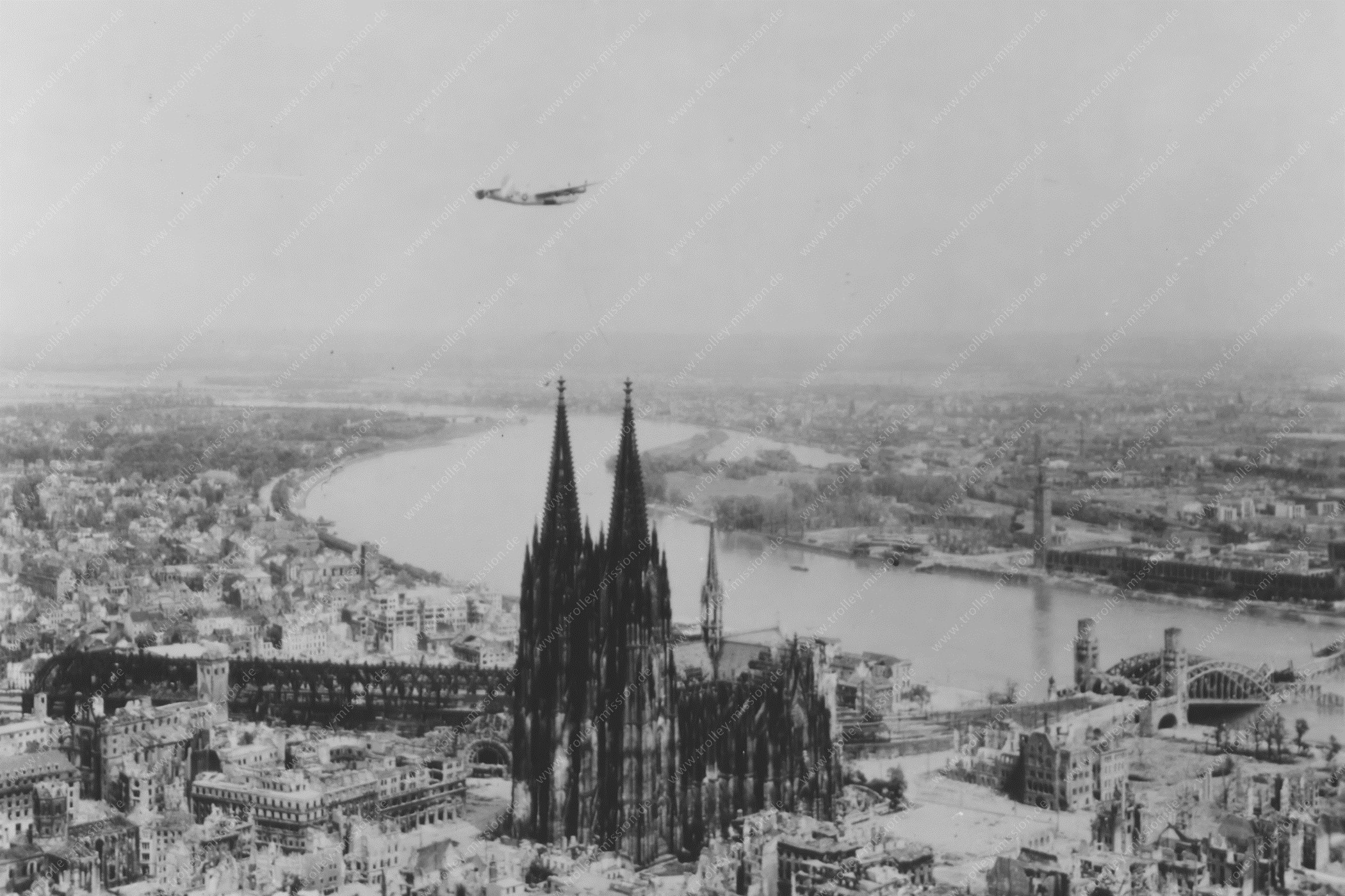 Luft-Luft-Aufnahme 1945 - Authentisches Zeitzeugnis der Trolley Mission über Köln