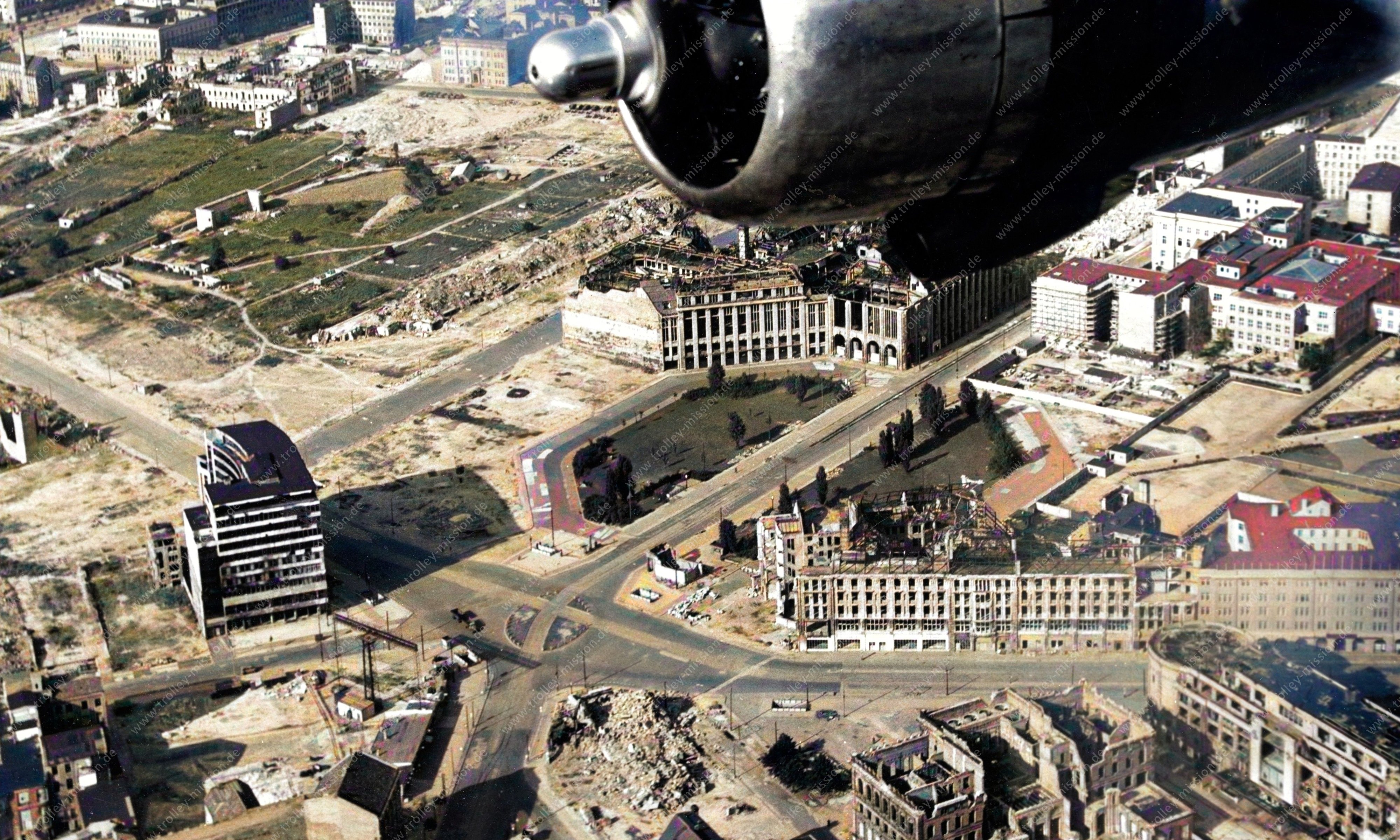 Diese Luftaufnahme wurde von der US Air Force am 10. April 1959 erstellt und zeigt den Potsdamer Platz sowie den Leipziger Platz in Berlin.