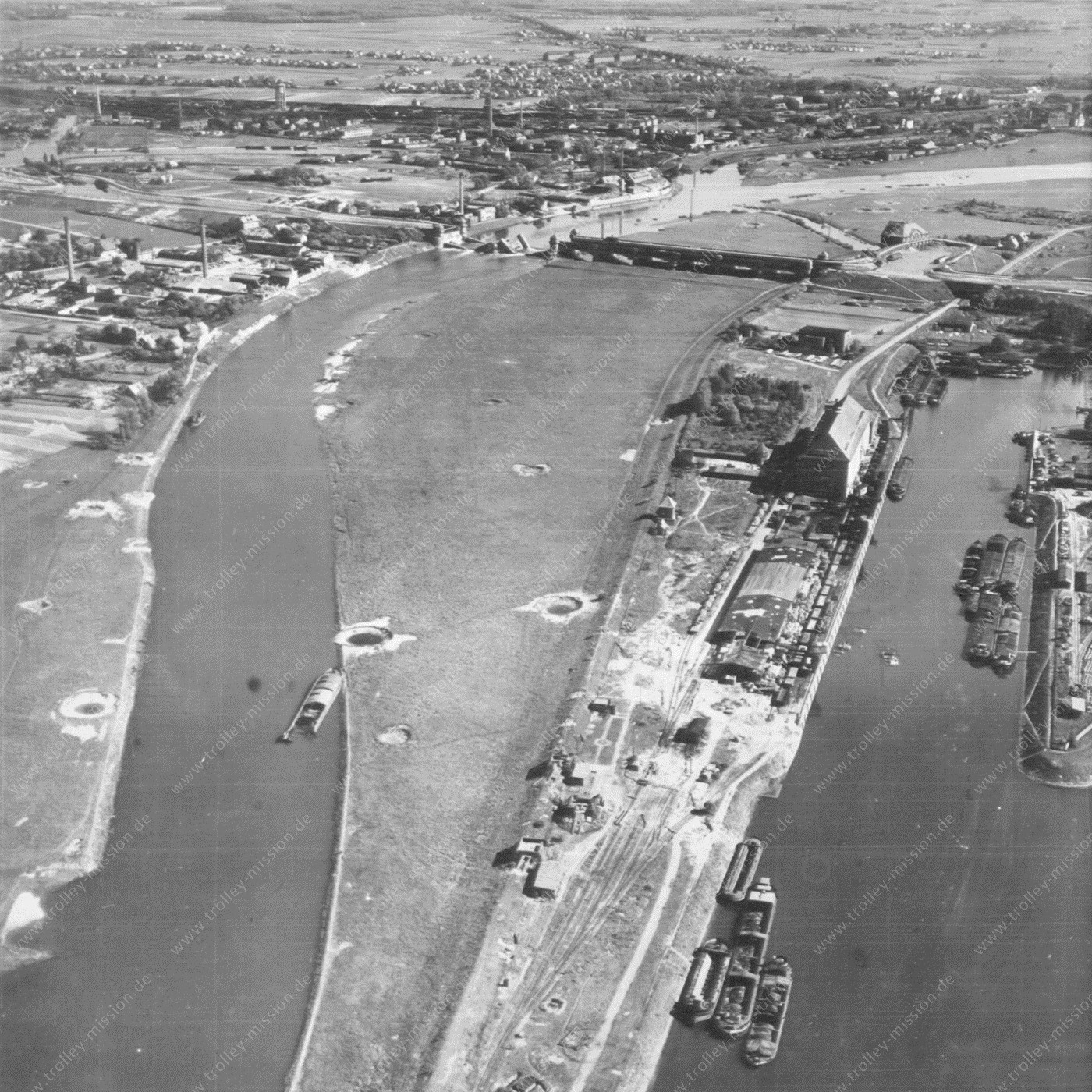 Minden Wasserstraßenkreuz 1945 - Luftaufnahme des zerstörten Mittellandkanal