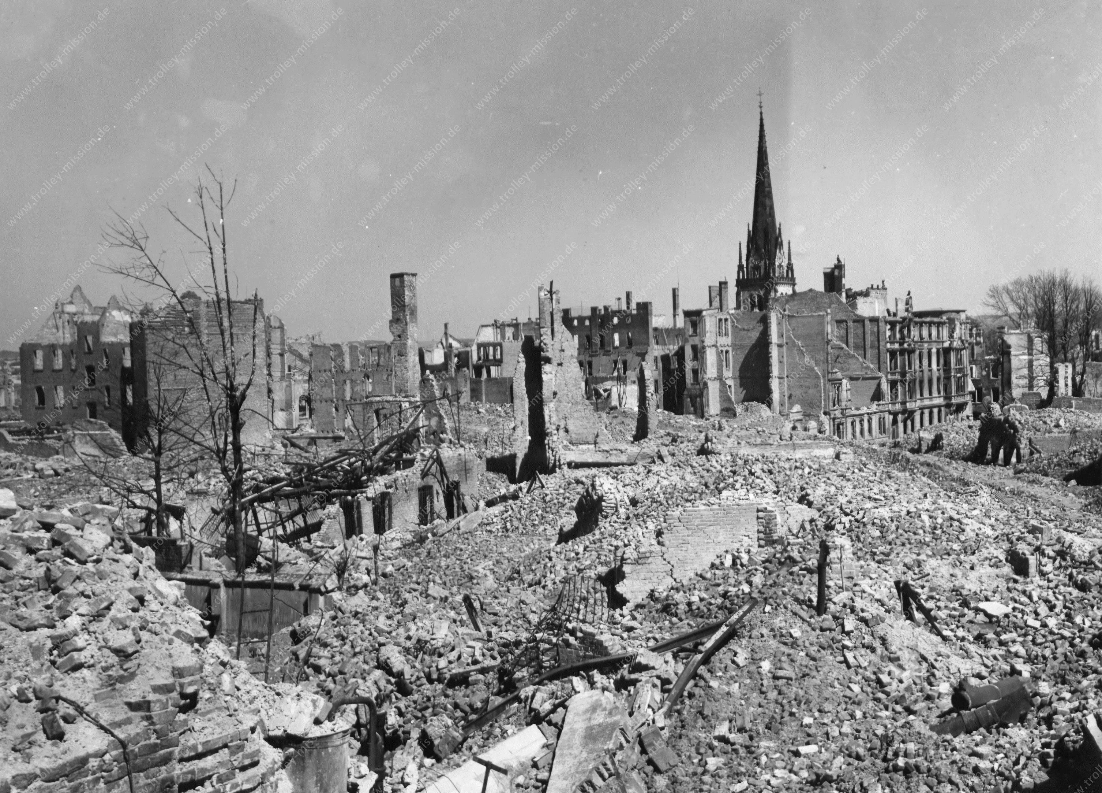 Kassel 1945 - Kirchturm der Lutherkirche und Kleine Rosenstraße umsäumt von Ruinen und Trümmerbergen