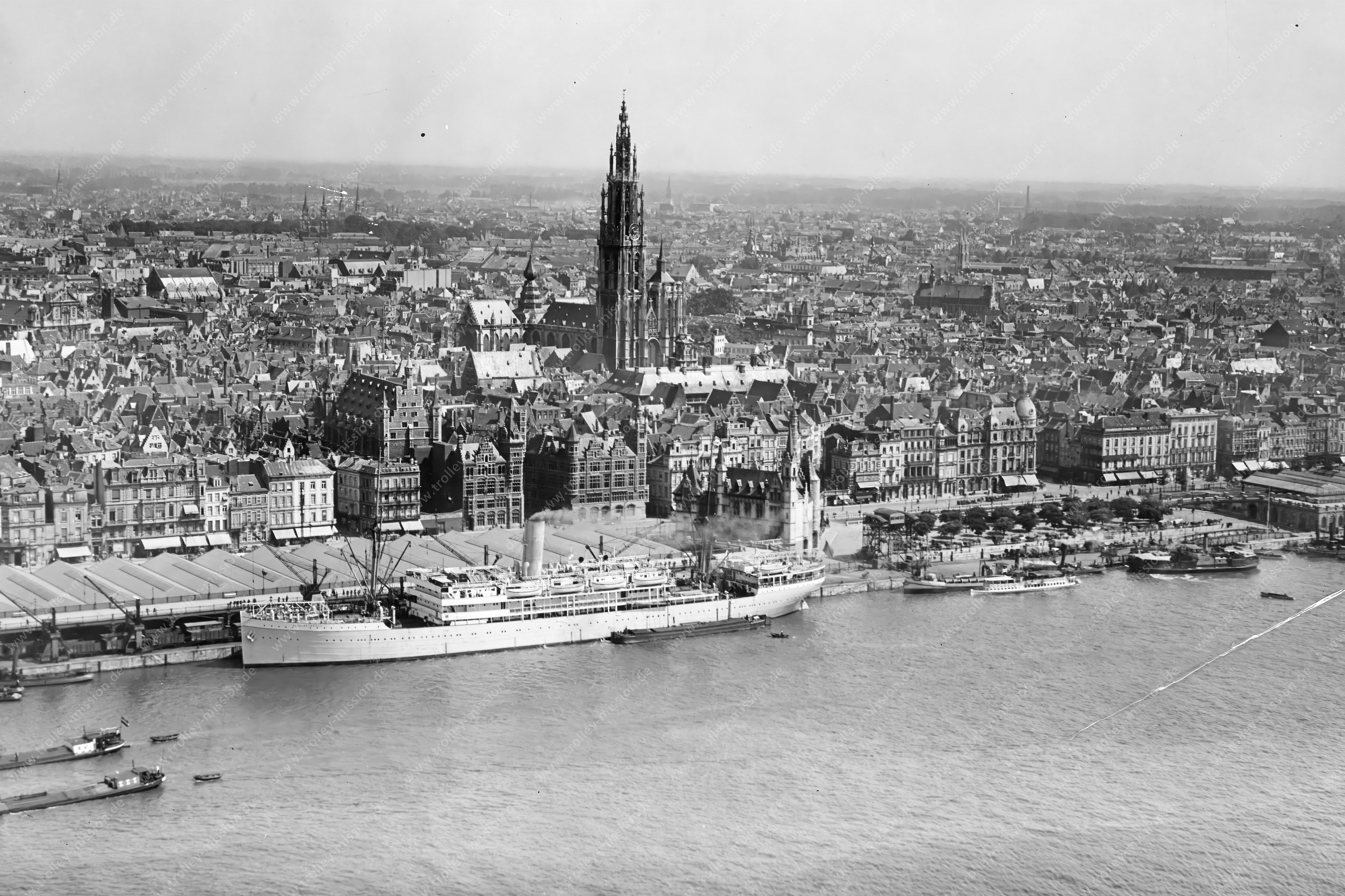 Antwerpen Luftaufnahme - Liebfrauenkathedrale sowie Schiff Elisabethville und Burg Steen am Jordaenskaai (Belgien)