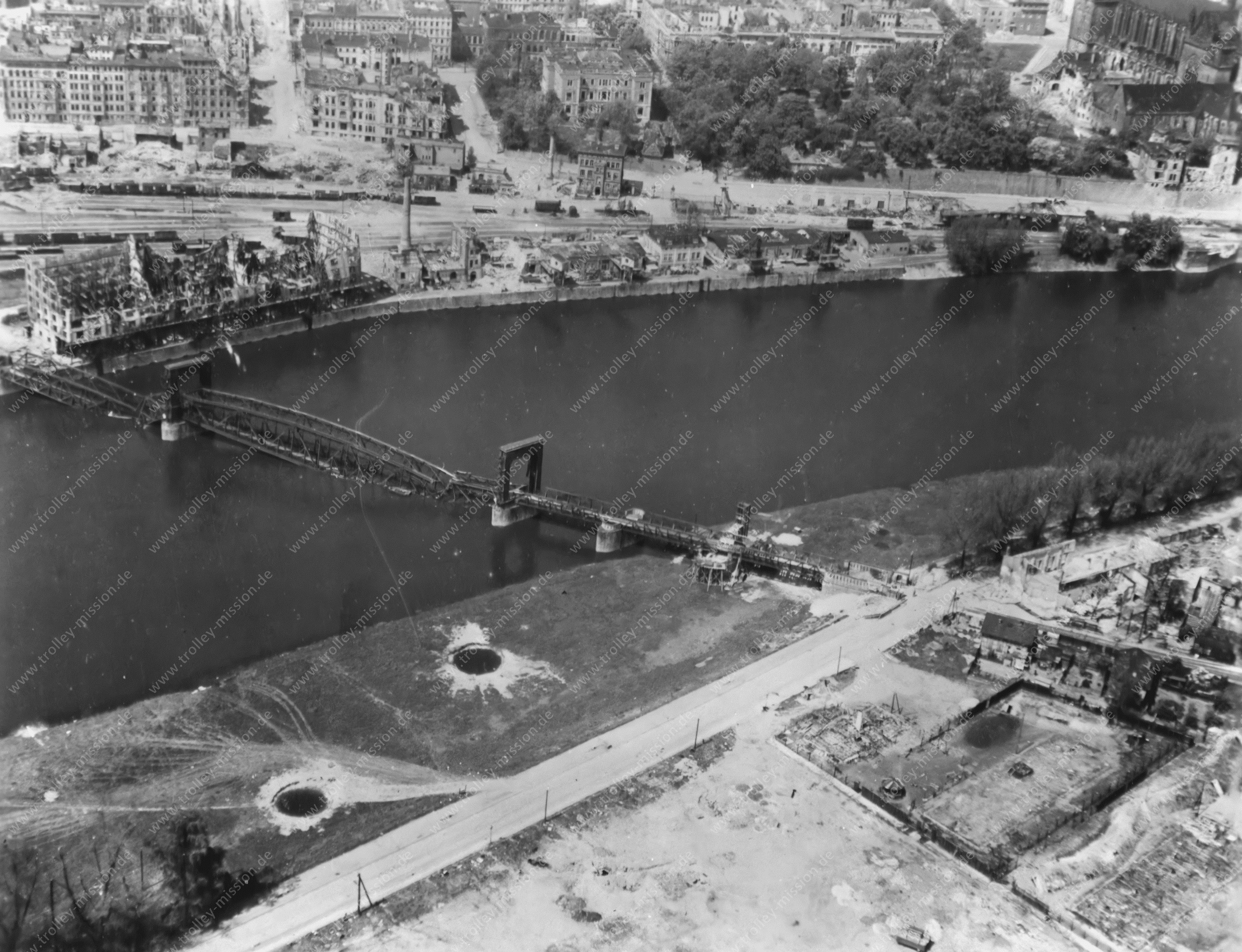 Hubbrücke Magdeburg am Rotehornpark - Luftaufnahme 1945