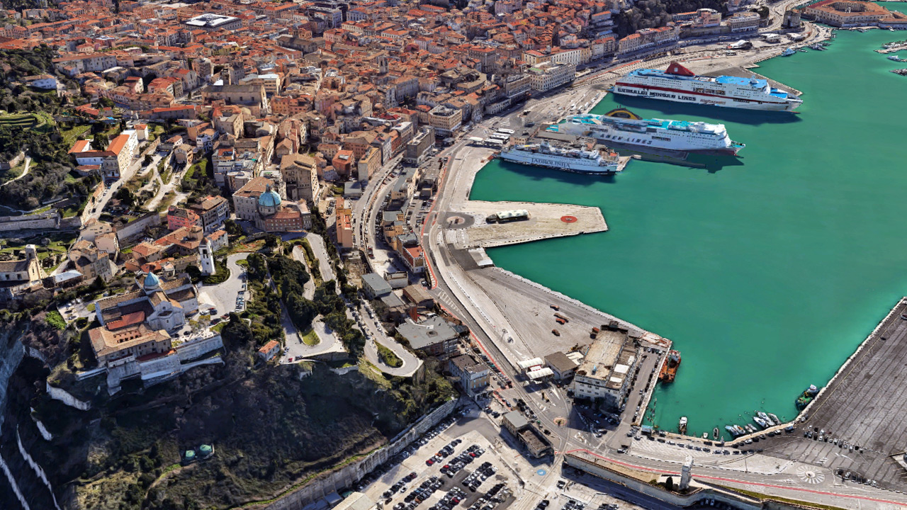 In der unteren, rechten Bildhälfte, wo das gekenterte Schiff im Hafenbecken liegt, ist der „Arco di Traiano“, ein römischer Ehrenbogen, zu erkennen, der zwischen 100 und 115 nach Christus zu Ehren des Kaisers Trajan errichtet wurde.