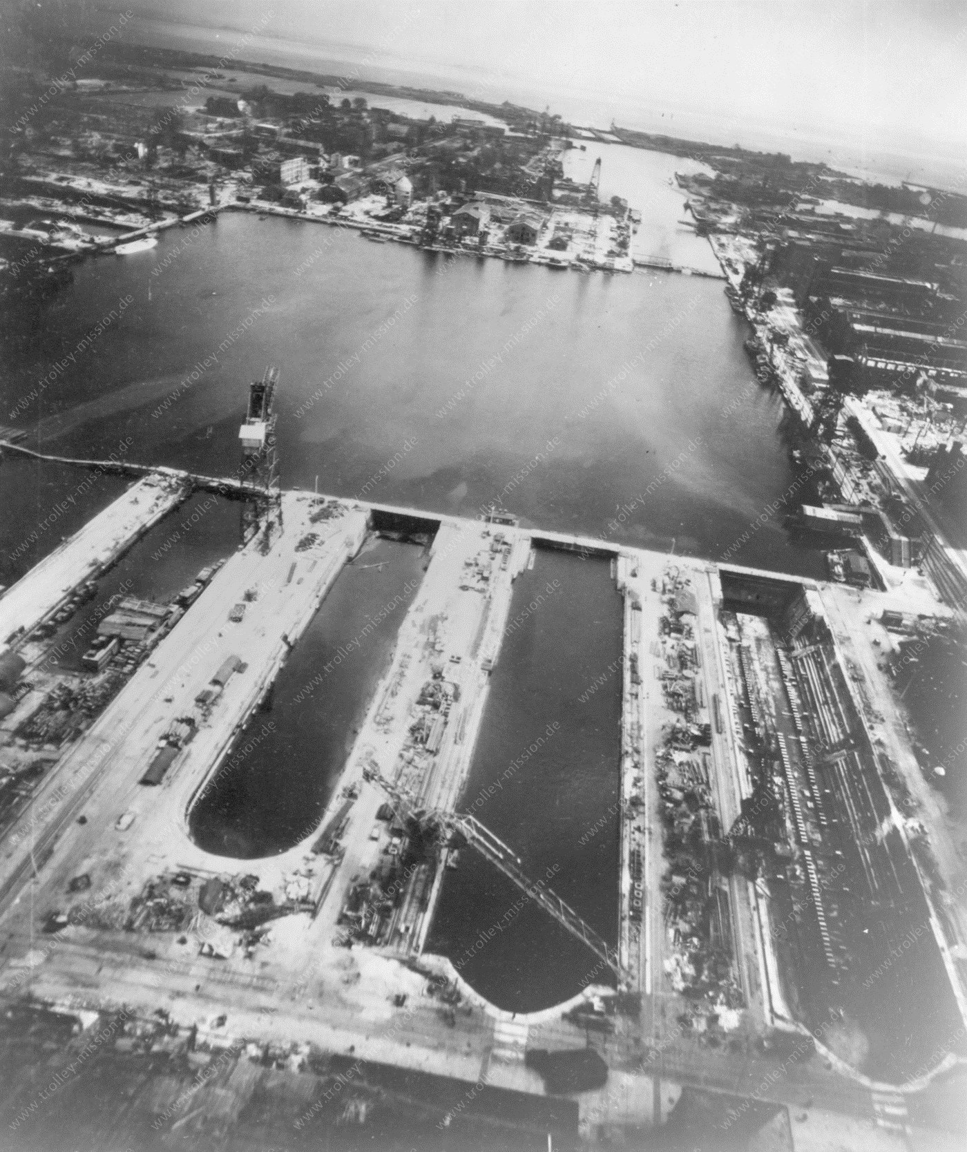 Wilhelmshaven 1945 - Marinewerft im Bauhafen und zerstörte Trockendocks für Kriegsschiffe