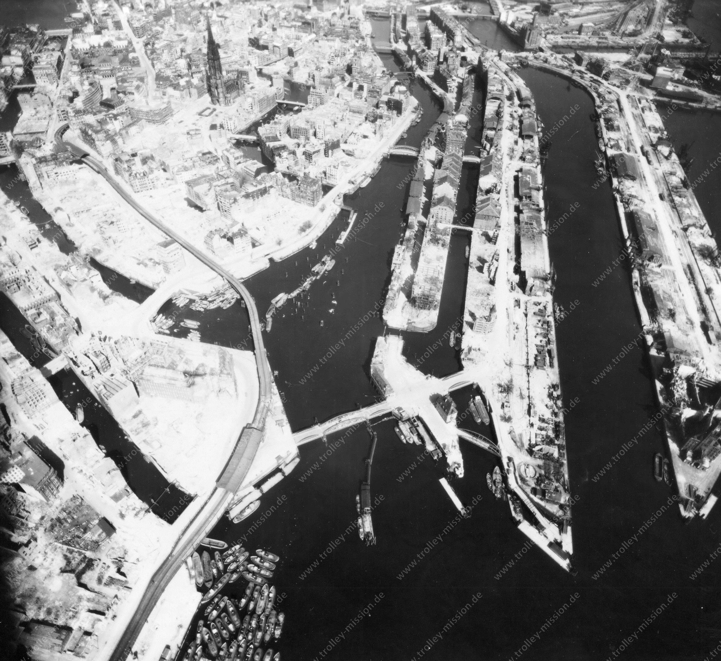 Luftbild von Hamburg und Hafen am 12. Mai 1945 - Luftbildserie 13/19 der US Air Force